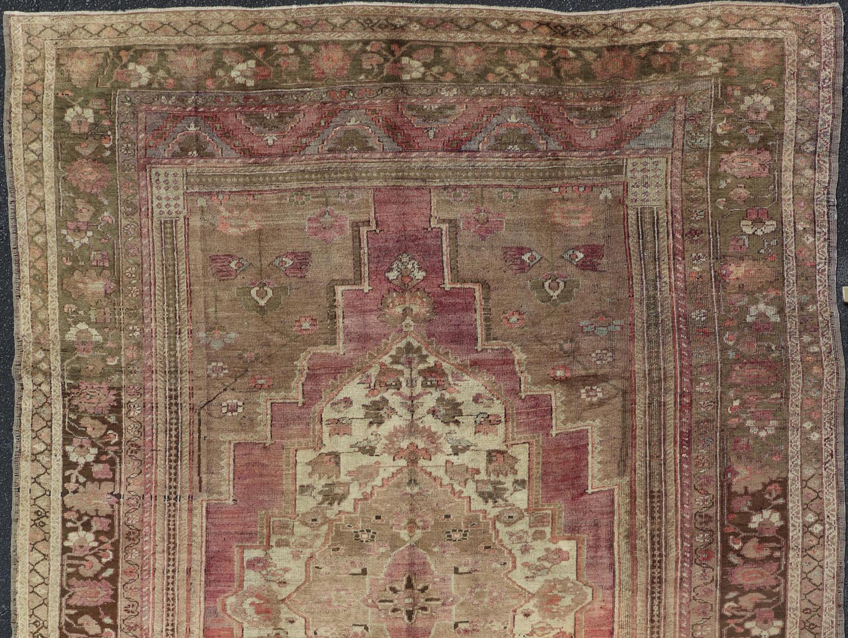 Vintage carpet from Turkey in light purple, light brown, camel ivory tones, rug KBE-26, country of origin / type: Turkey / Oushak, circa 1940

This vintage Turkish Oushak rug features an intricately designed medallion resting in the central field.
