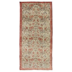 Tapis turc vintage Oushak avec motif floral sur toute sa surface en crème et rose saumon