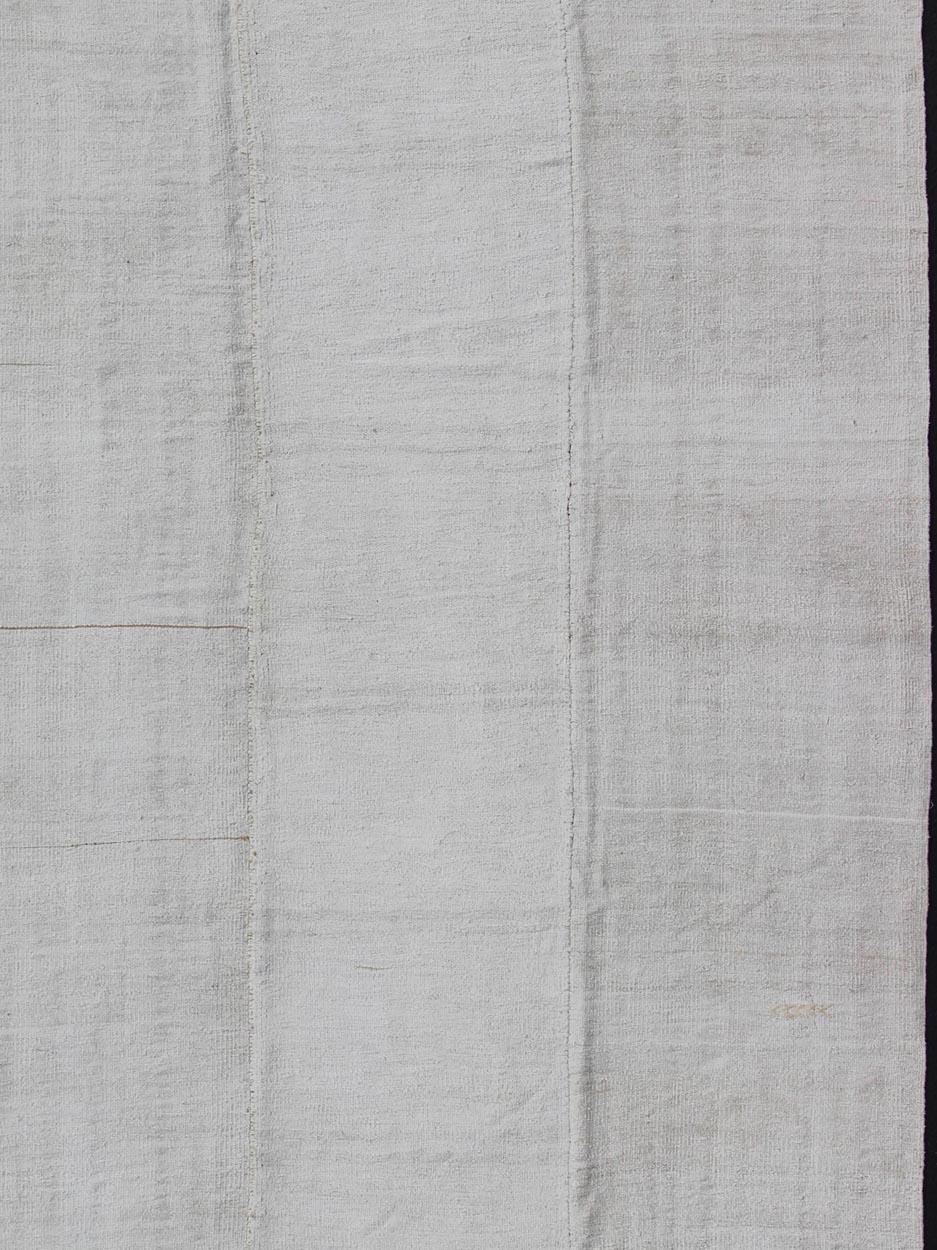 Tissé à la main Tapis vintage Kilim à panneaux turcs en blanc cassé en vente