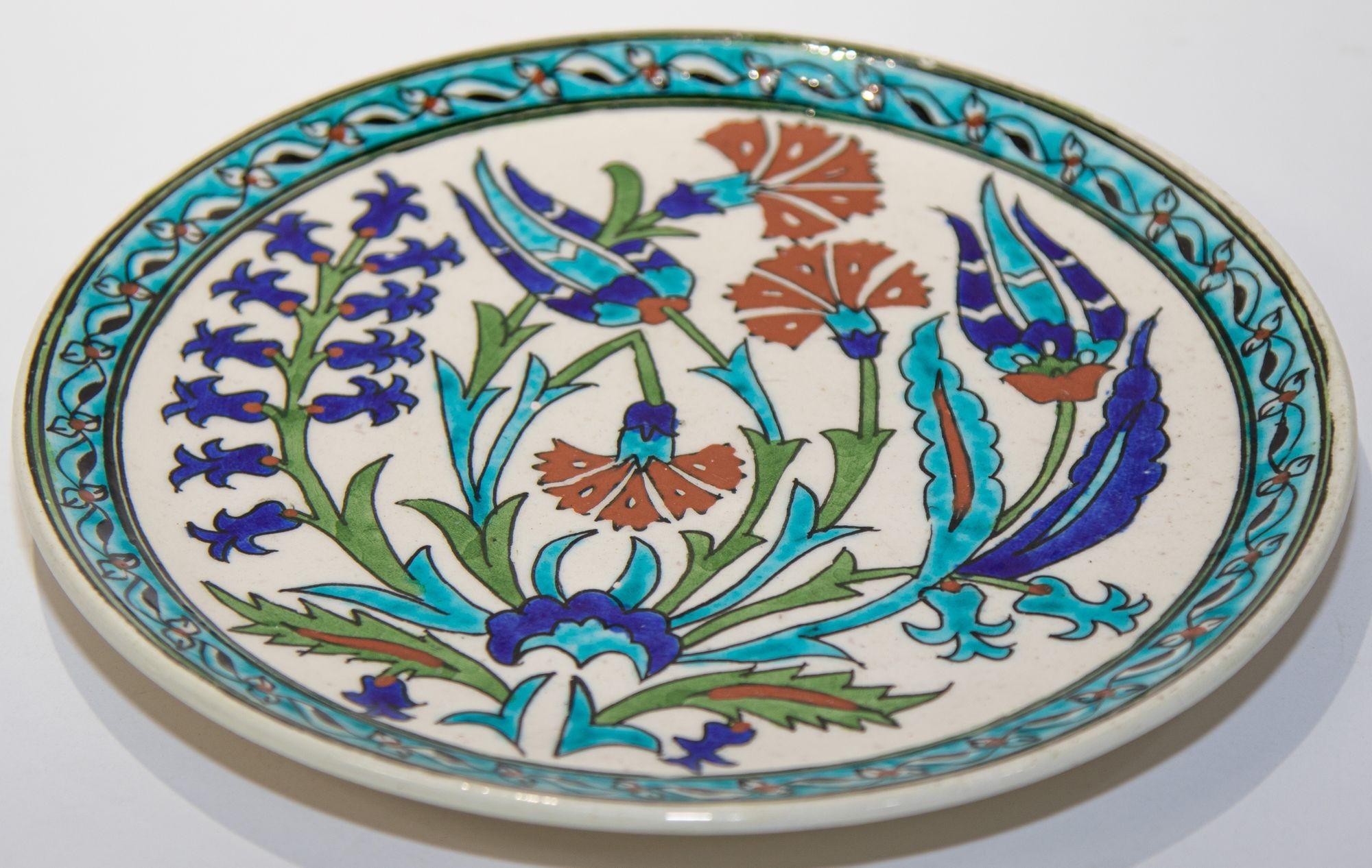 Plat Kutahya turc polychrome en céramique peint à la main en vente 3