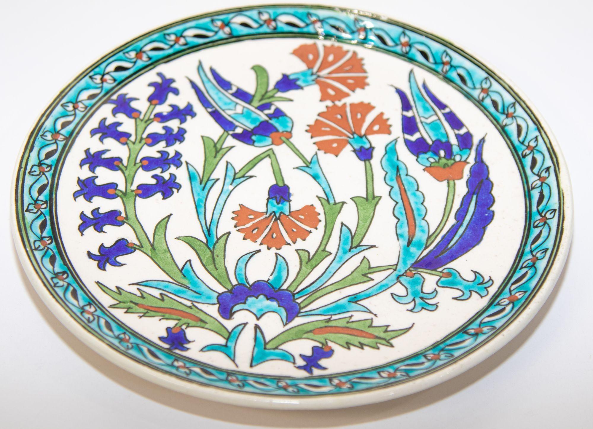 Türkische polychrome, handbemalte Kutahya-Platte aus Keramik im Angebot 6