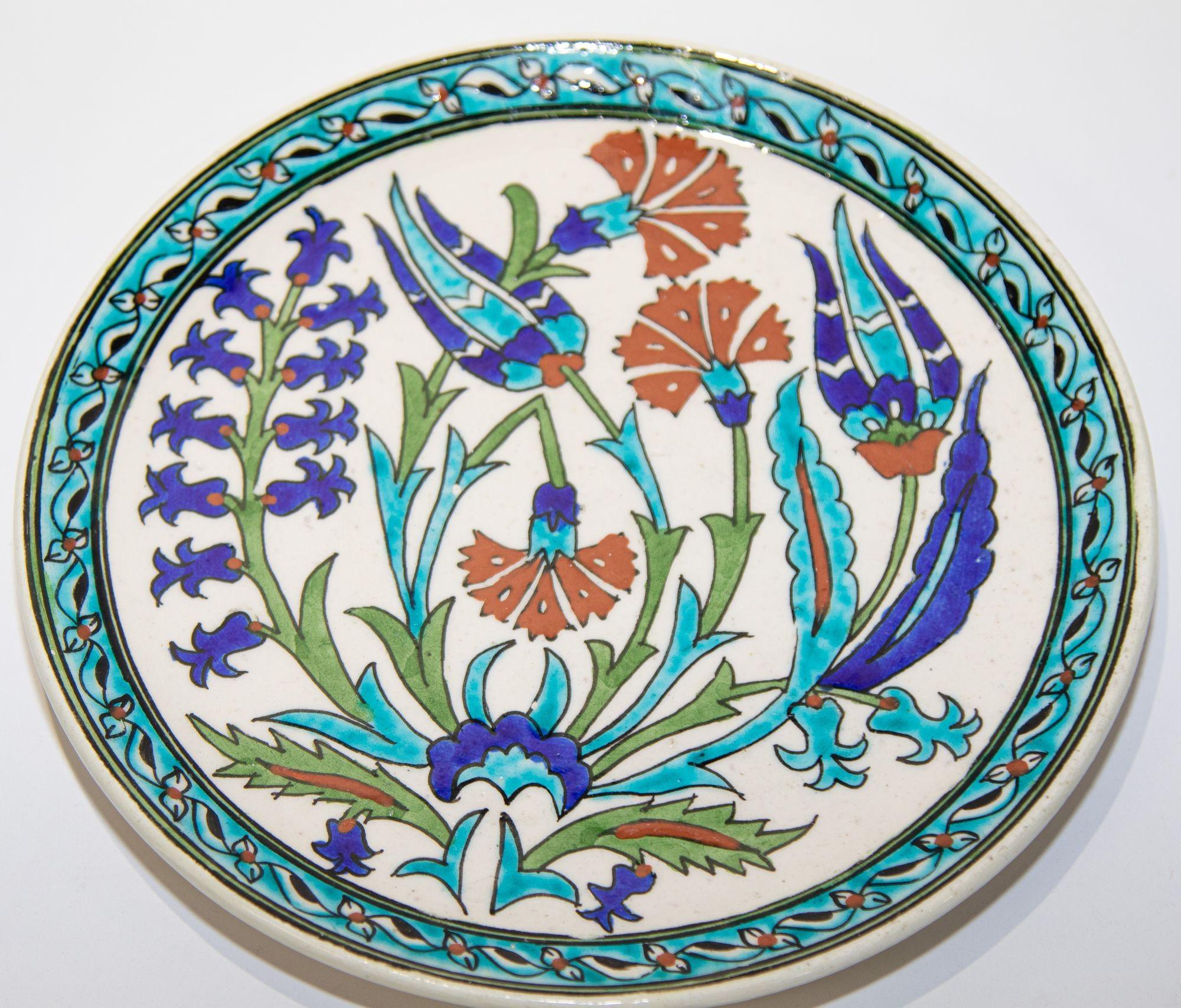 Mauresque Plat Kutahya turc polychrome en céramique peint à la main en vente