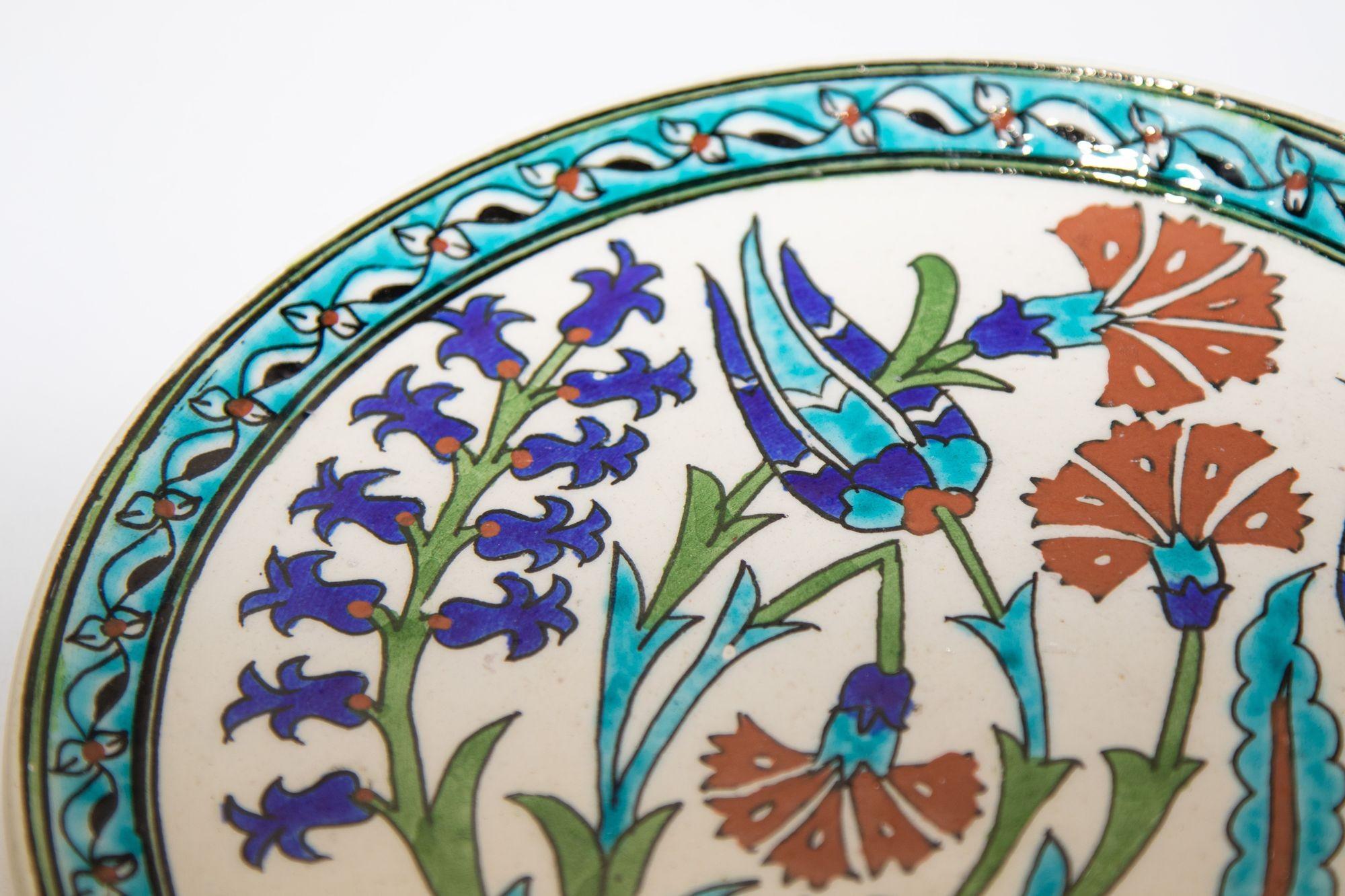 Türkische polychrome, handbemalte Kutahya-Platte aus Keramik (20. Jahrhundert) im Angebot