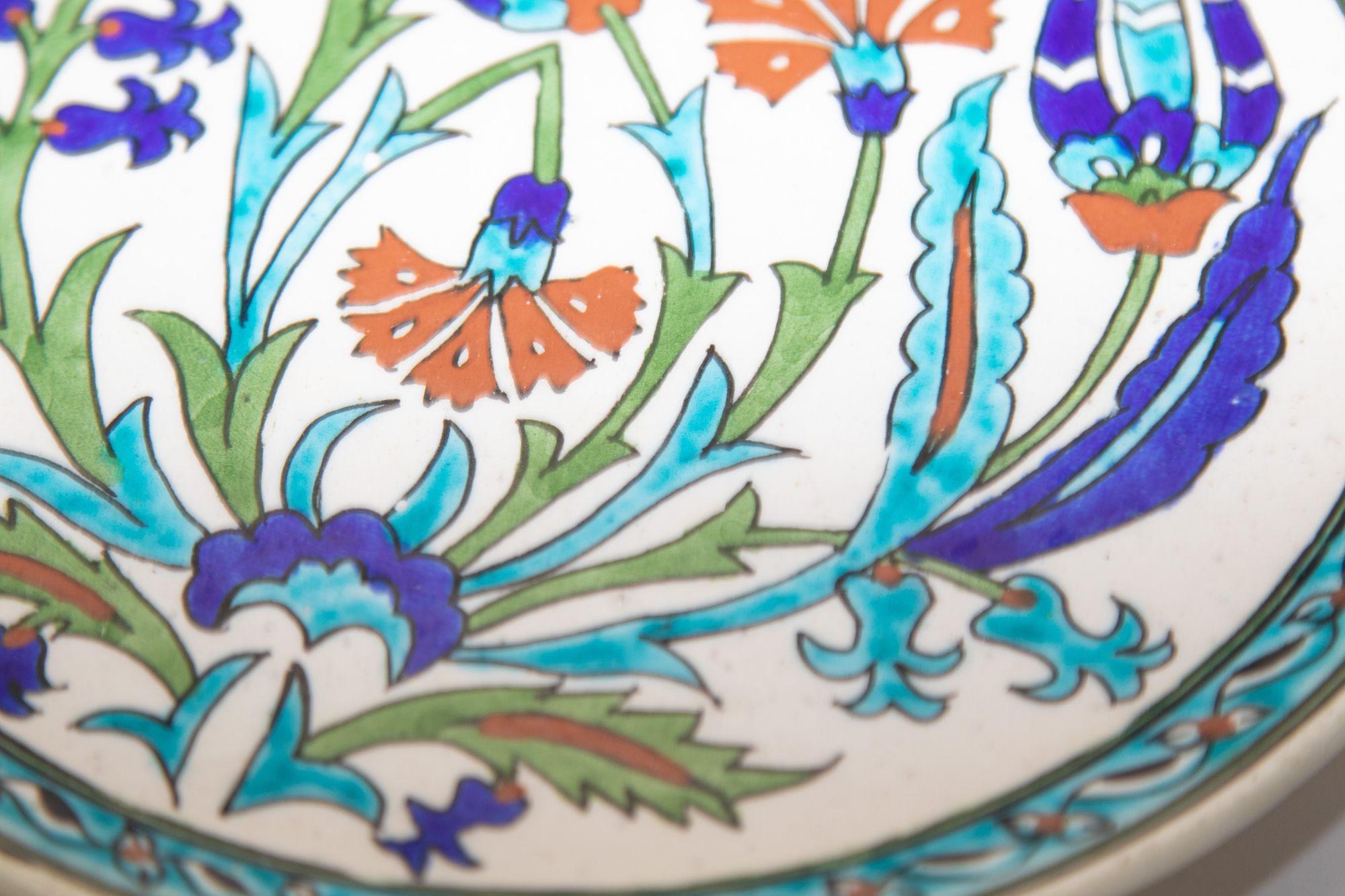 Türkische polychrome, handbemalte Kutahya-Platte aus Keramik im Angebot 2