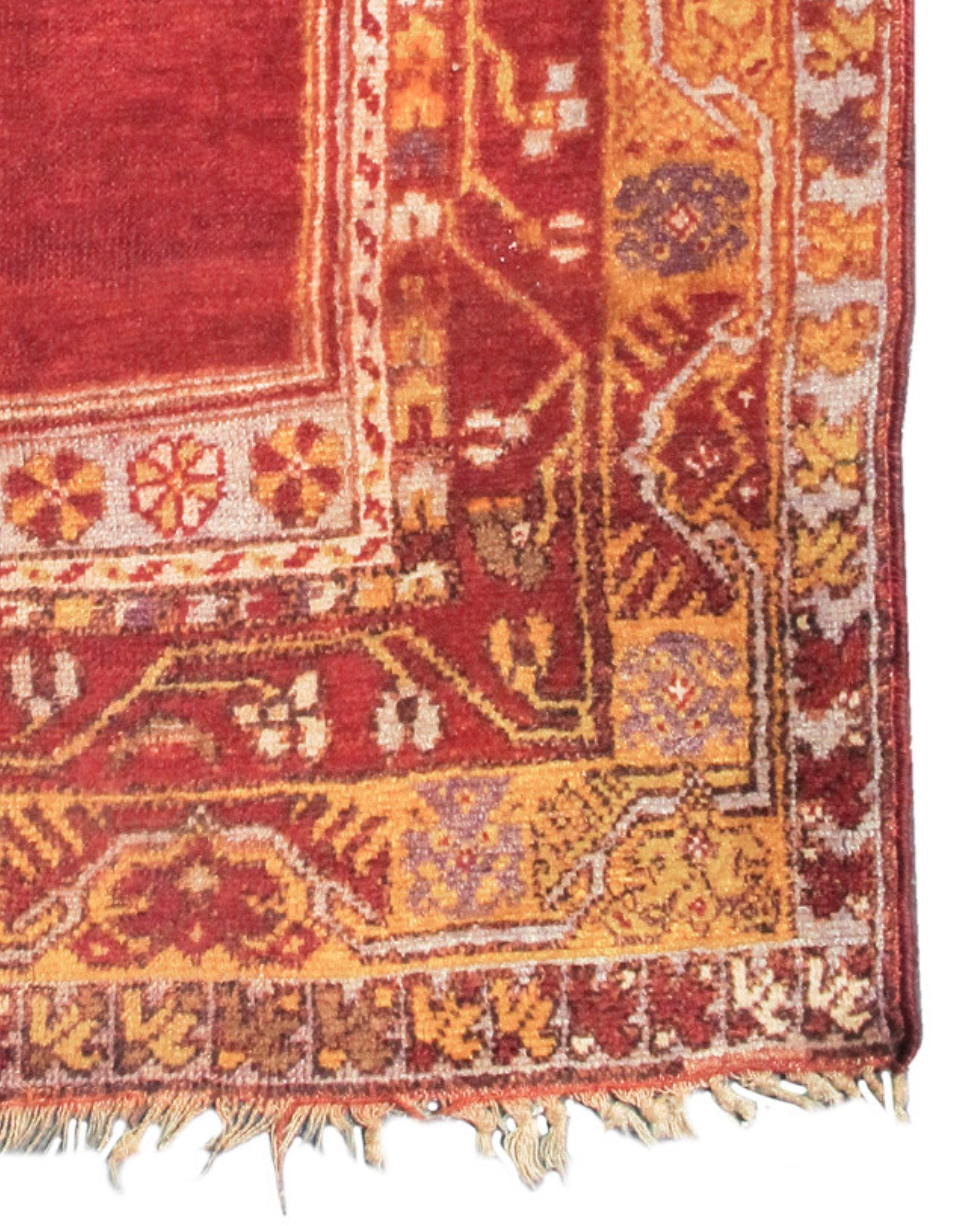 Noué à la main Ancien tapis de prière turc en rouge, or et ivoire, c. 1900 en vente