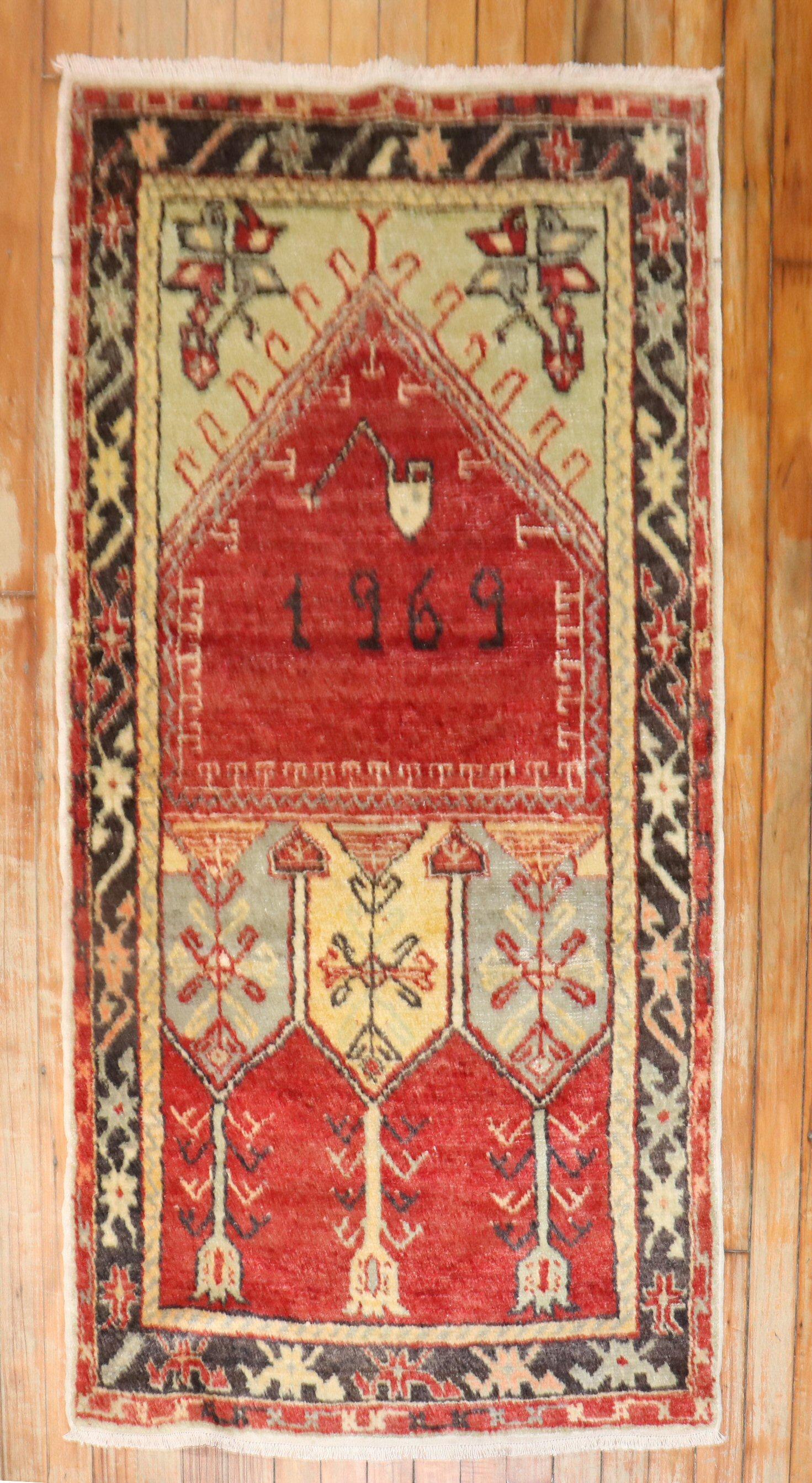 Türkisch-anatolische Gebetsnische rot in rot und braun, datiert 1969.

Maße: 2'7'' x 4'11''.