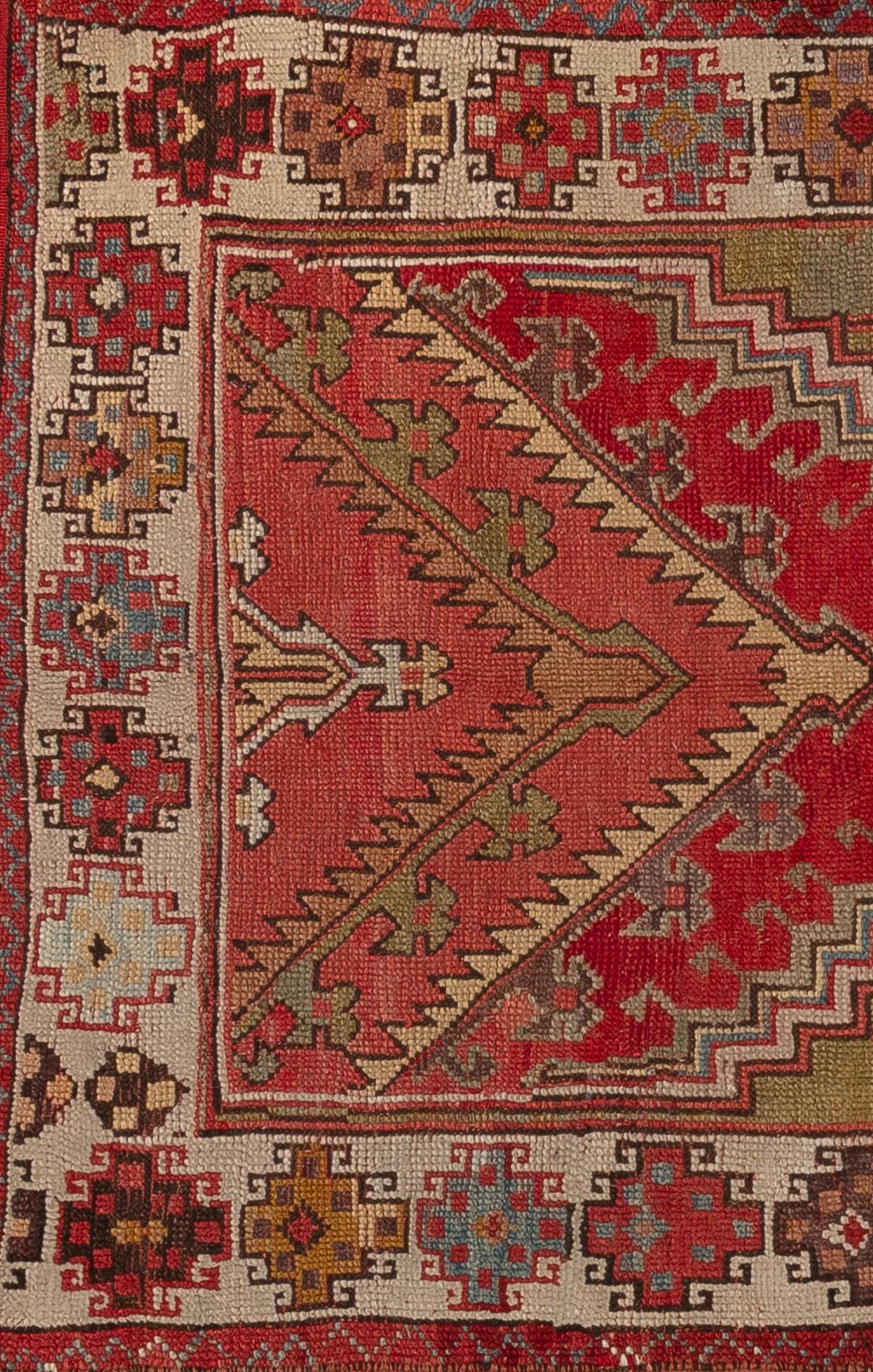 Questo tappeto da preghiera turco, risalente al 1900-1925, è un bellissimo esempio di tradizione tessile anatolica. Caratterizzato dal caratteristico design del mihrab - una nicchia ad arco che rappresenta la direzione della preghiera - riflette sia