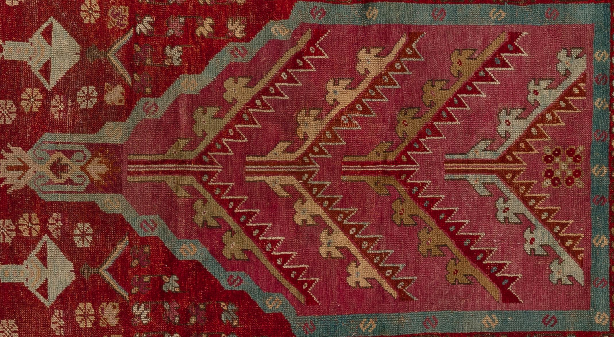 Dieser türkische Gebetsteppich aus den Jahren 1900-1925 ist ein schönes Beispiel für die anatolische Webtradition. Das charakteristische Mihrab-Design - eine gewölbte Nische, die die Gebetsrichtung darstellt - spiegelt sowohl den Zweck der Andacht