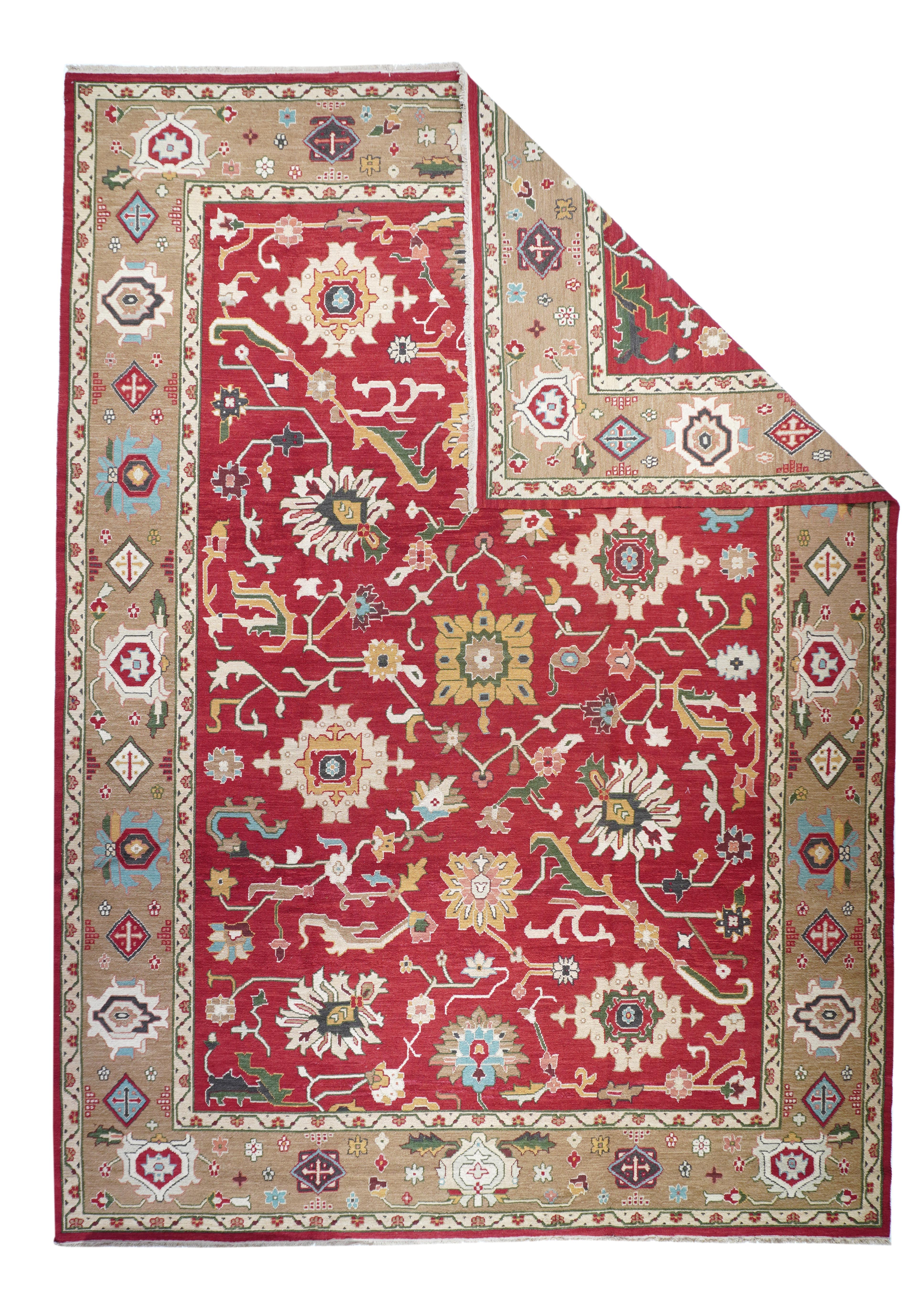 Türkischer Teppich 10'0'' x 14'0''. Im allgemeinen Mahal-Stil, mit einem lippenstiftroten Feld mit einem eckigen Allover-Muster aus Palmetten, steifen Weinreben und bitonalen, stacheligen Blättern, die alle von einem quadratischen, strohfarbenen