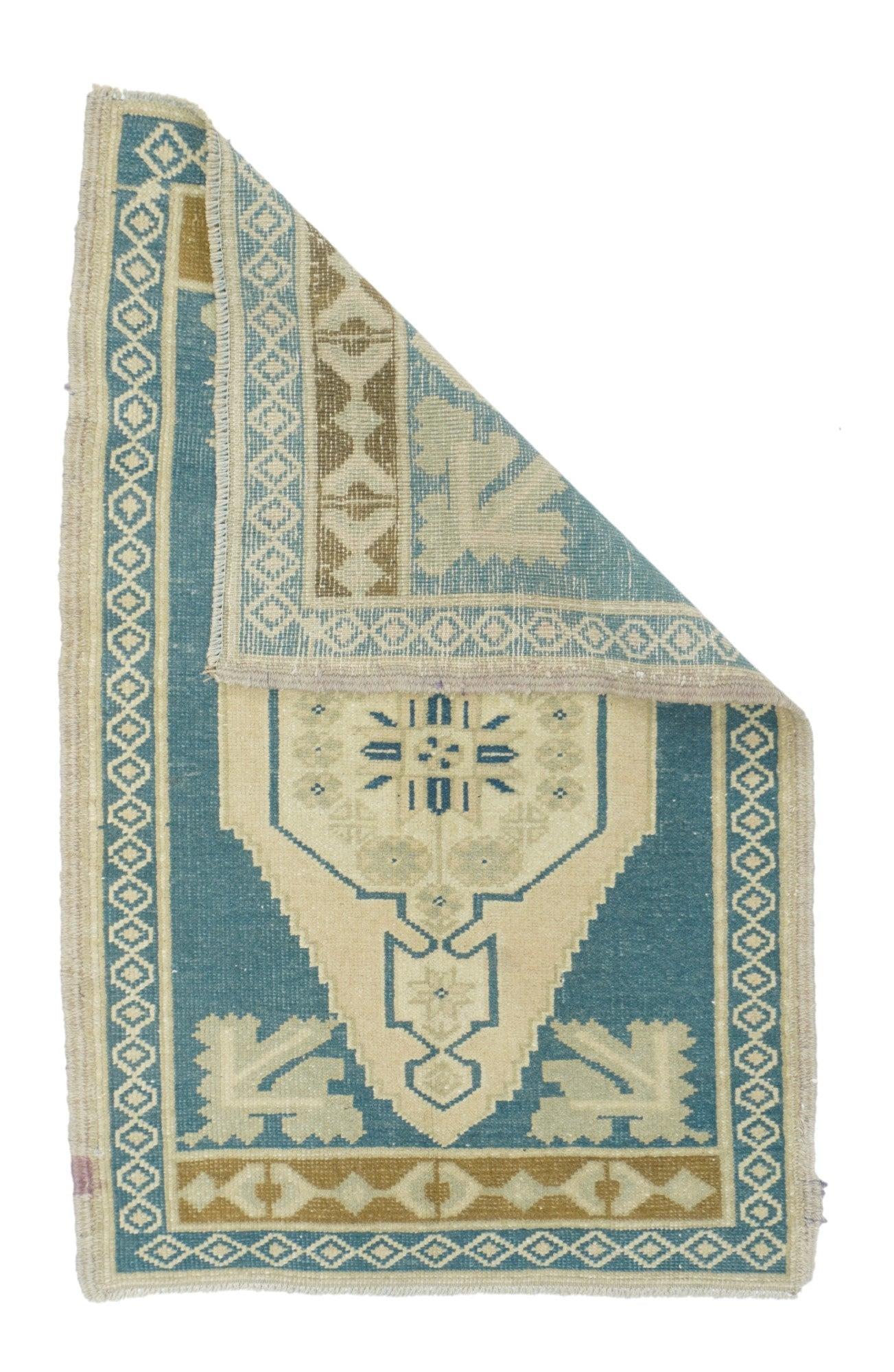 Türkischer Teppich 2'1'' x 3'5''. Diese Matte (Yastik, Kissenbezug) zeigt ein schieferfarbenes, offenes Feld mit hellgrünen Eckblumen, die ein sandbeigefarbenes, gestuftes, gestrecktes Zentralreservat mit einem doppelt hängenden, achteckigen