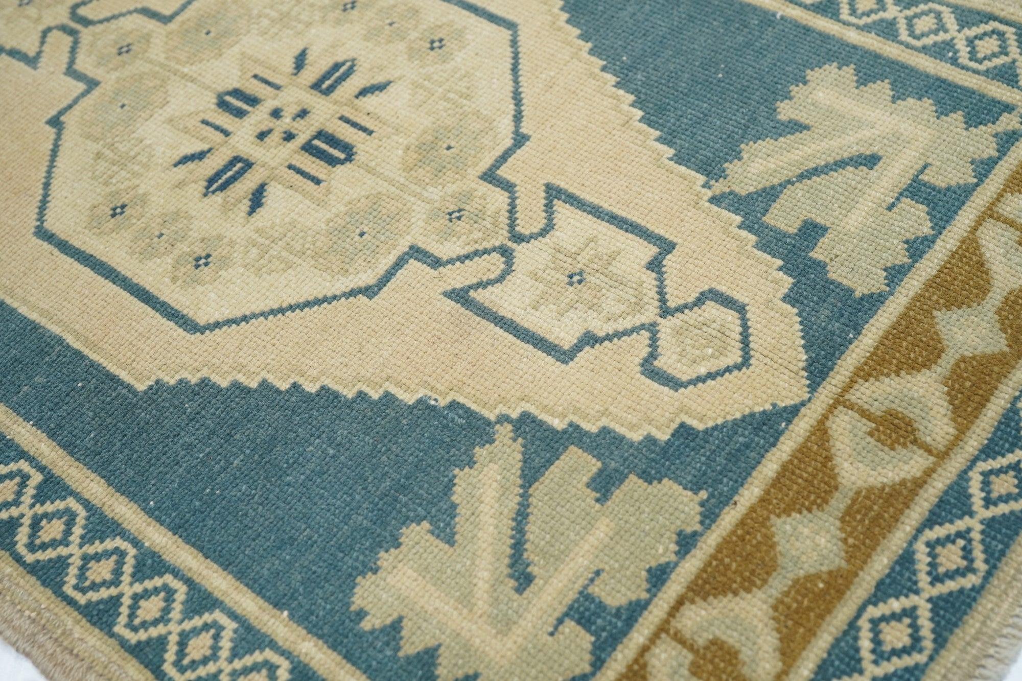 Türkischer Teppich 2'1'' x 3'5'' im Zustand „Gut“ im Angebot in New York, NY