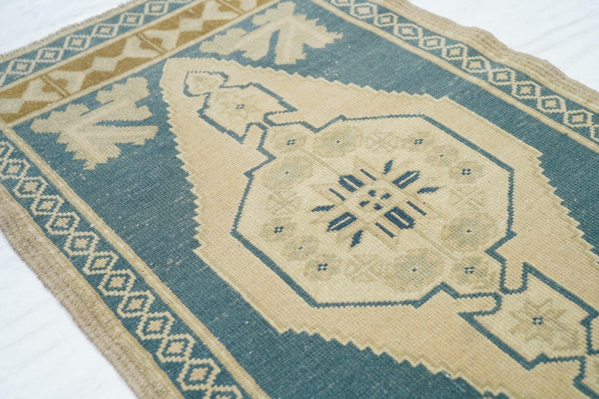 Türkischer Teppich 2'1'' x 3'5'' (21. Jahrhundert und zeitgenössisch) im Angebot