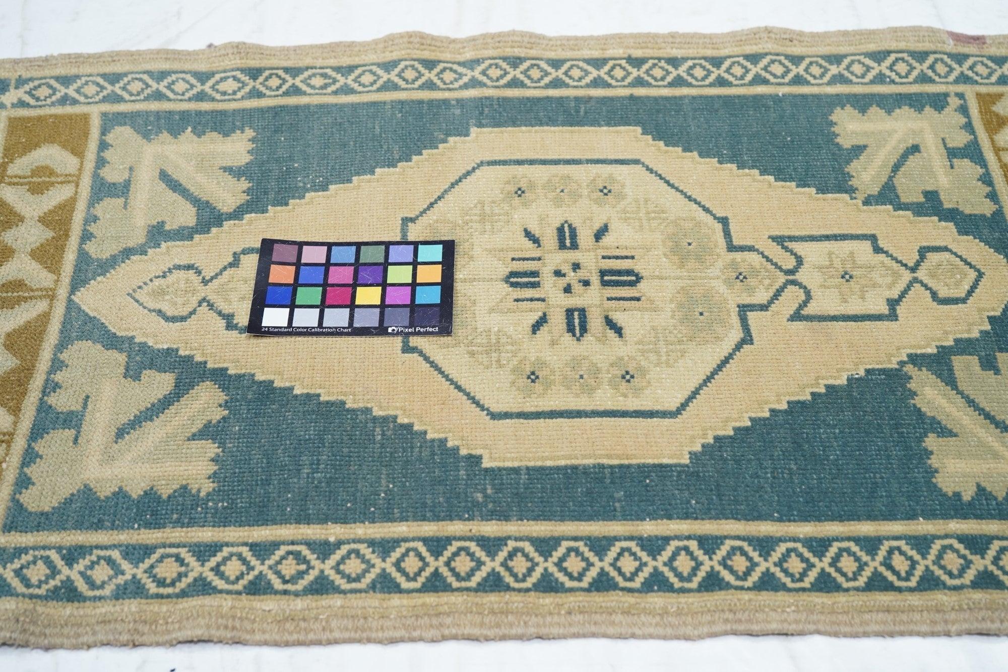 Türkischer Teppich 2'1'' x 3'5'' im Angebot 1