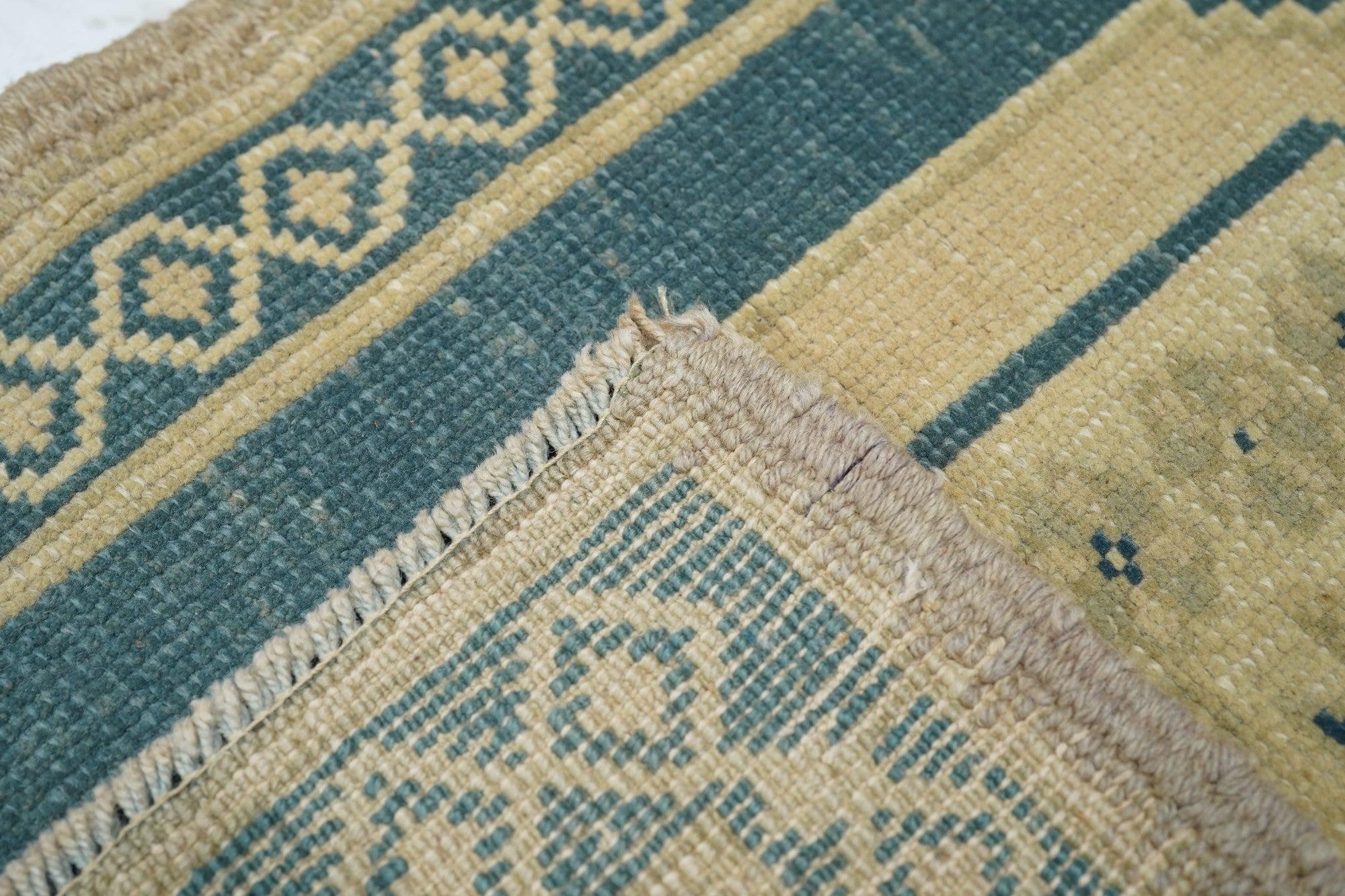 Türkischer Teppich 2'1'' x 3'5'' im Angebot 2