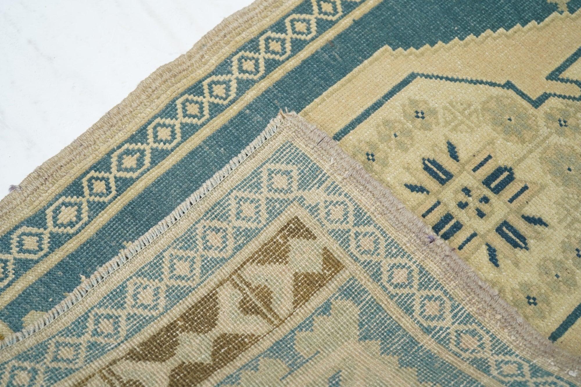 Türkischer Teppich 2'1'' x 3'5'' im Angebot 3