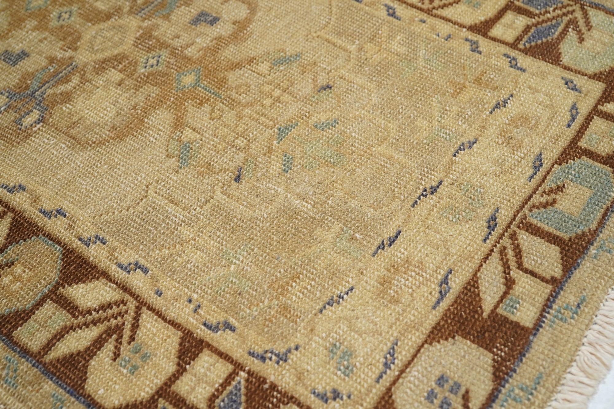 Alfombra turca 2'3'' x 3'9'' en Bueno estado para la venta en New York, NY