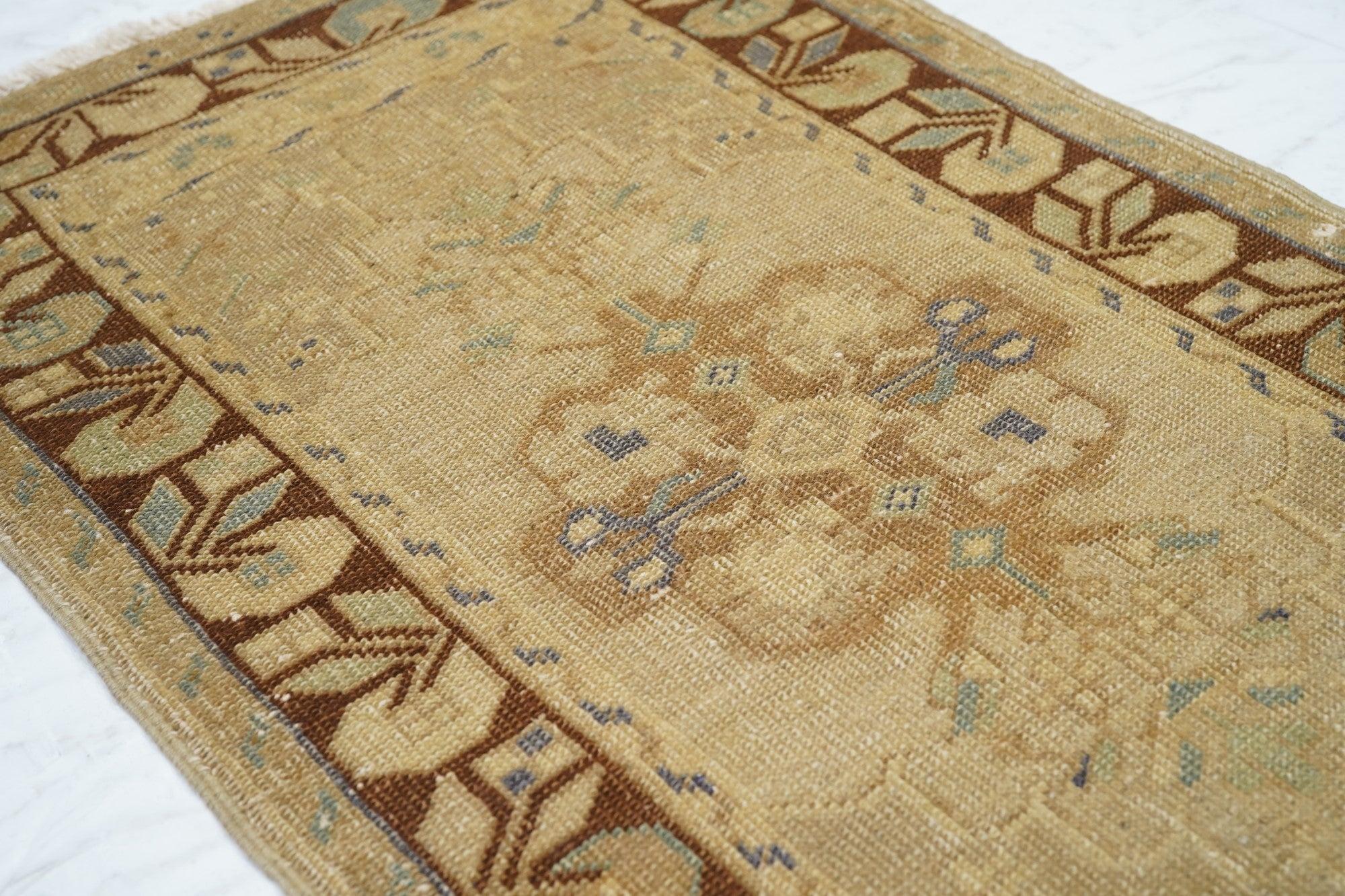Alfombra turca 2'3'' x 3'9'' Siglo XXI y contemporáneo en venta