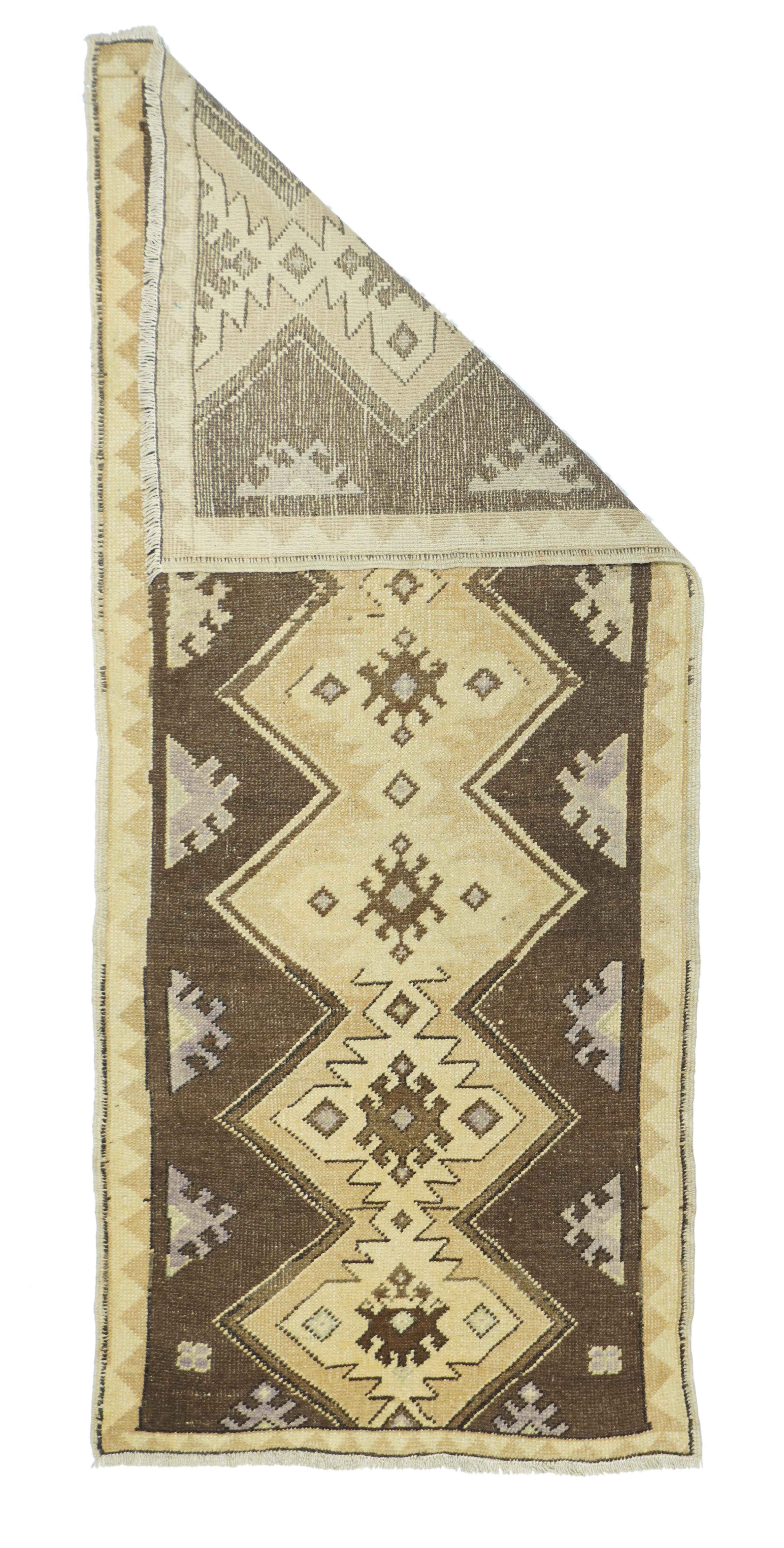Türkischer Teppich 2'8'' x 6'5''. Diese Studie in Ziegel, Buff und Stroh zeigt zwei doppelte Zickzacklinien, die die Seitenwände und das zentrale Feld mit einem unvollständigen Stabmedaillon aus seitlichen Aschiks, die leicht hakenförmige Rauten