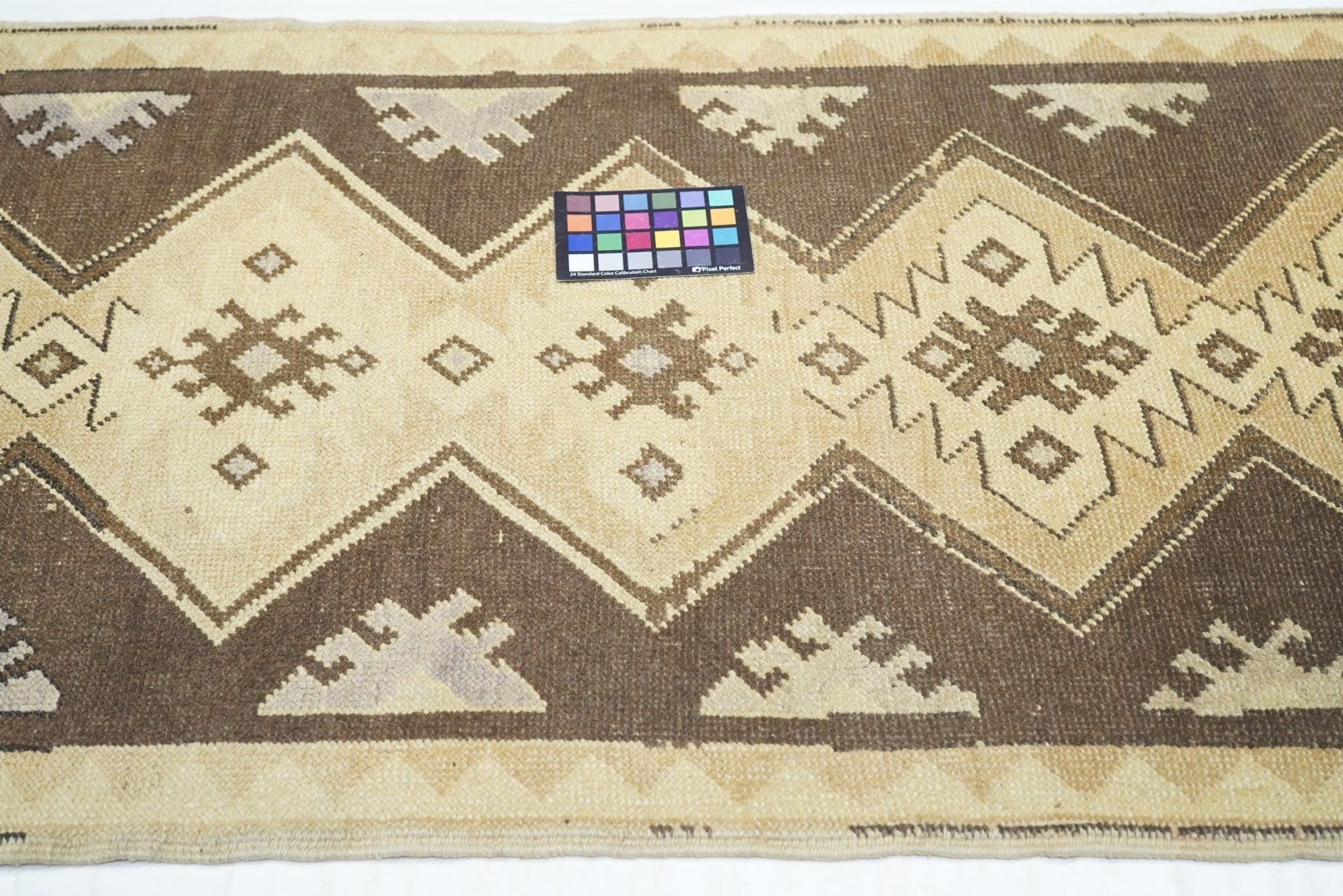 Türkischer Teppich 2'8'' x 6'5'' im Angebot 1
