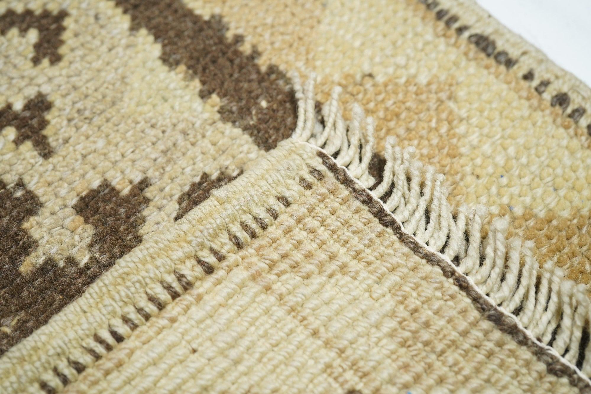 Türkischer Teppich 2'8'' x 6'5'' im Angebot 2