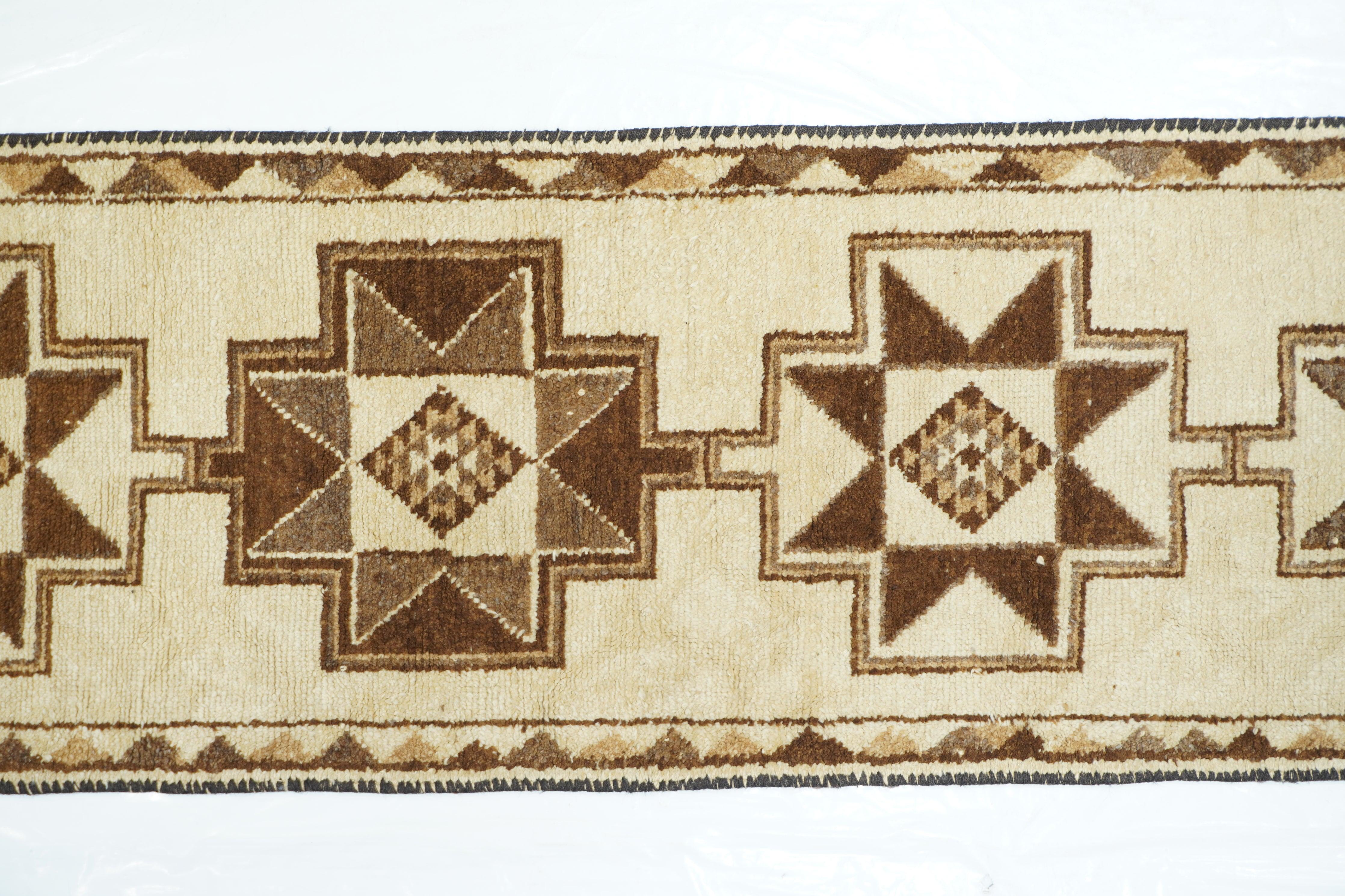 Turkish Rug 3'0'' x 10'7'' In Excellent Condition For Sale In New York, NY