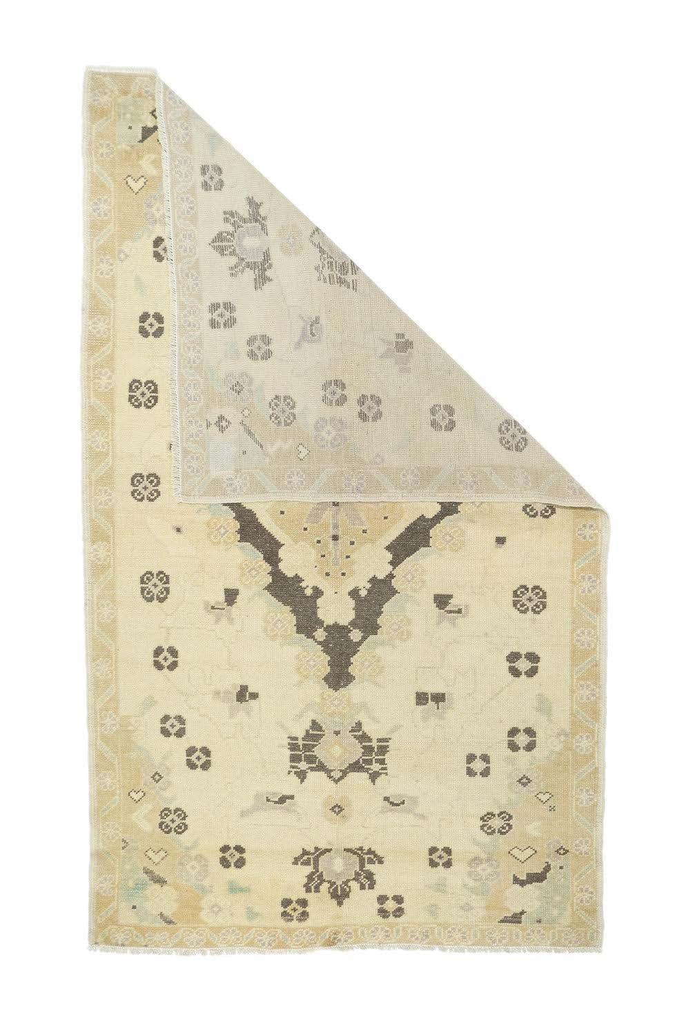 Türkischer Teppich 3'11'' x 6'8''. Eine überwiegend helle Streuung mit einem sandfarbenen vertikalen Rautenmedaillon auf einem engen, offenen roten Feld. Doppelt geäderte Palmetten-Anhänger. Die Rosetten bilden einen offenen Kranz zu den