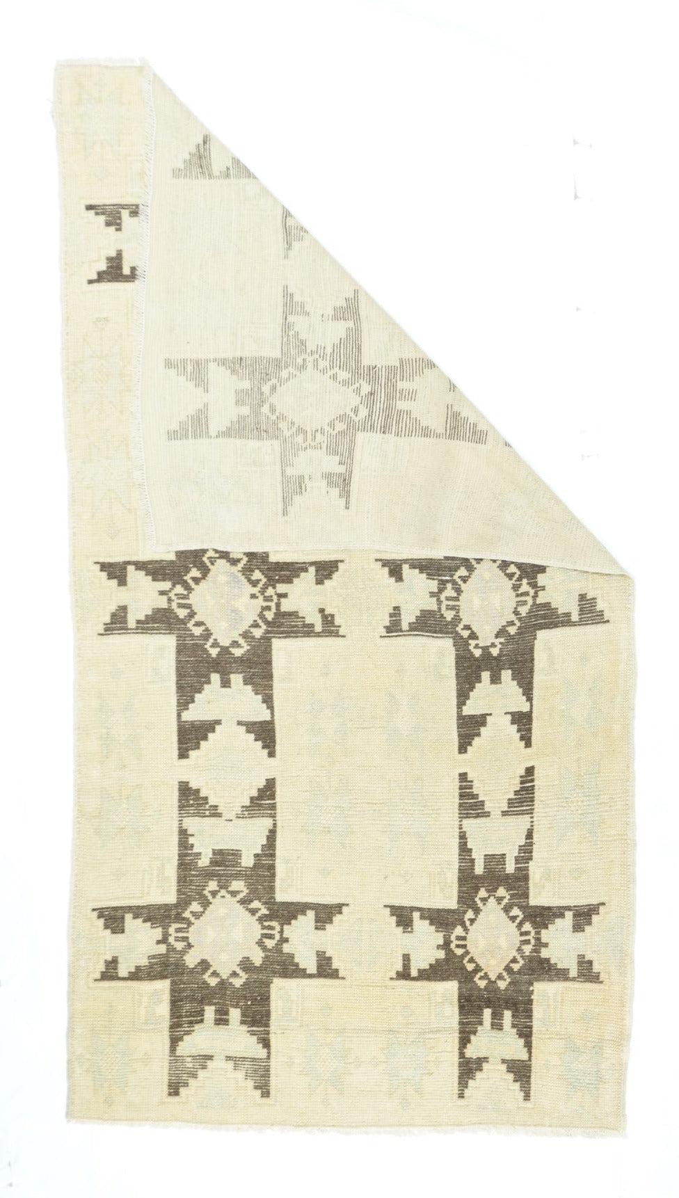 Türkischer Teppich 3'8'' x 6'10''.  Teppiche, Streuteppiche, Läufer, lange Teppiche und Taschen aus den Townes, Dörfern und Stämmen Anatoliens, darunter: Oushak, Ghiordes, Kula, Ladik, Hereke, Konya, Melas, Bergama, Sivas, Kayseri und Yuruk. Enorme