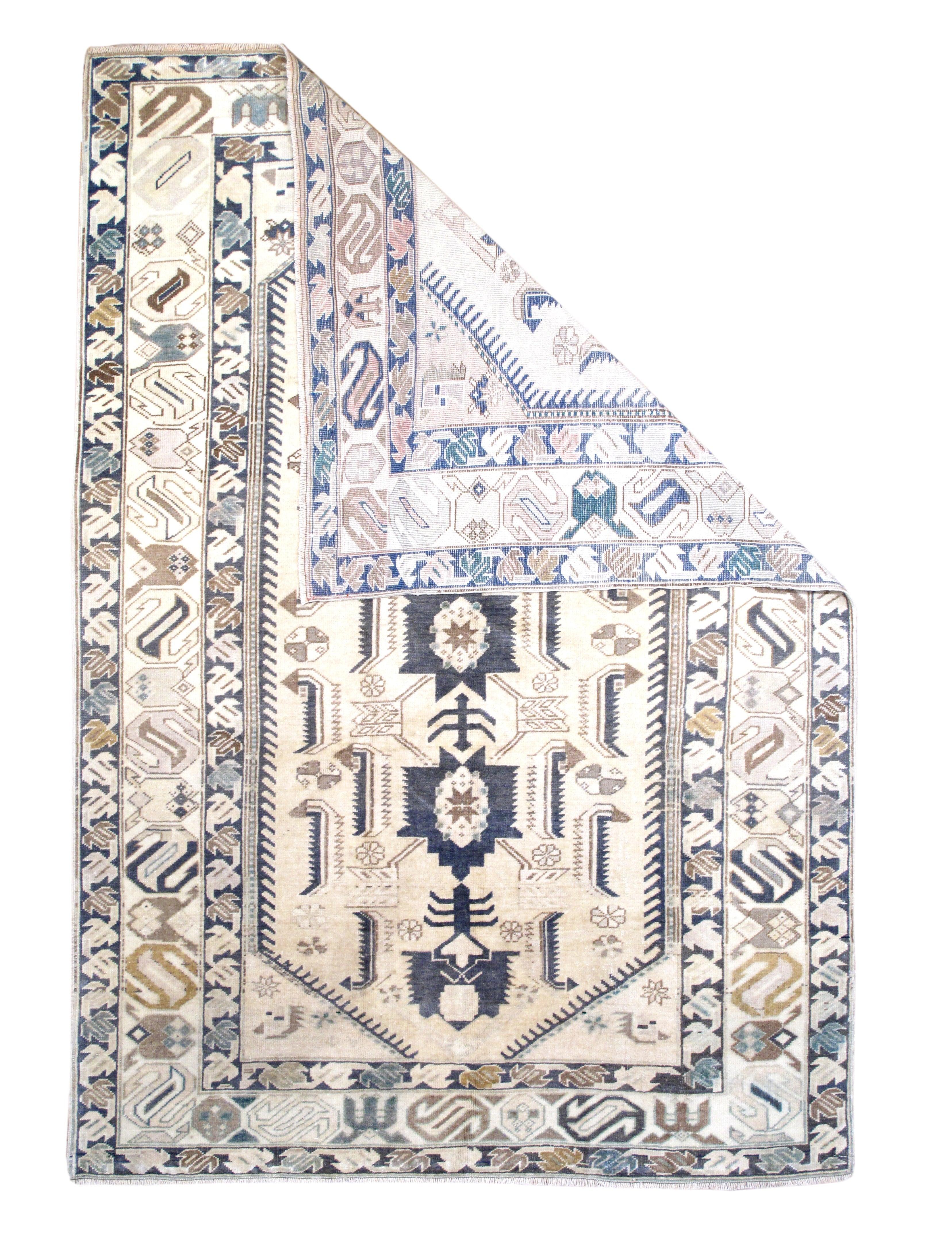 Türkischer Teppich 4'8'' x 6'11''. Teppiche, Streuteppiche, Läufer, lange Teppiche und Taschen aus den Townes, Dörfern und Stämmen Anatoliens, darunter: Oushak, Ghiordes, Kula, Ladik, Hereke, Konya, Melas, Bergama, Sivas, Kayseri und Yuruk. Enorme