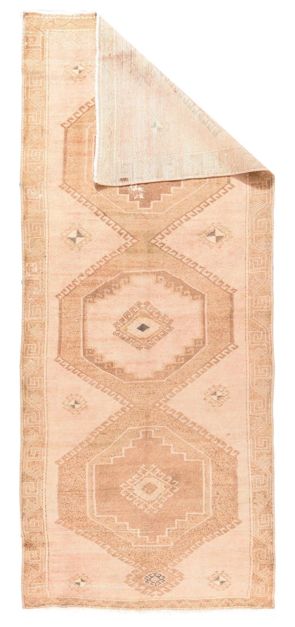 Tappeto turco 4'9'' x 11'2''. Questo Kellegi (tappeto lungo) d'epoca del villaggio anatolico presenta una tavolozza generalmente chiara con un campo di sabbia paglierina dominato da un palo di tre medaglioni esagonali attaccati con bordi uncinati e