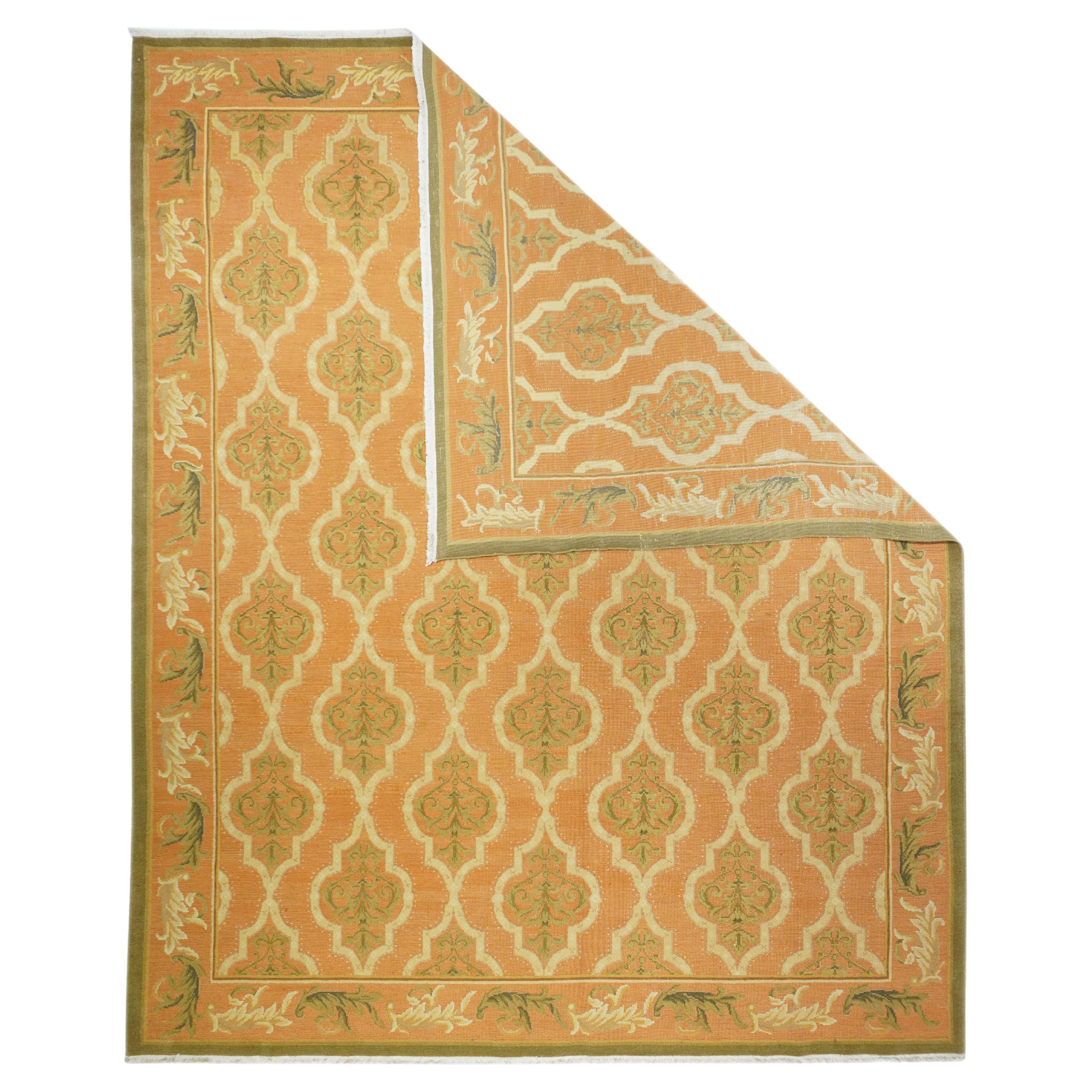 Türkischer Teppich 8'0'' x 10'0''. Dieses moderne, mäßig gewebte anatolische Raummaß zeigt ein von Heriz beeinflusstes Muster aus gebrochenen Stängeln und stilisierten Palmetten, die symmetrisch um das zentrale zackige Oval angeordnet sind.