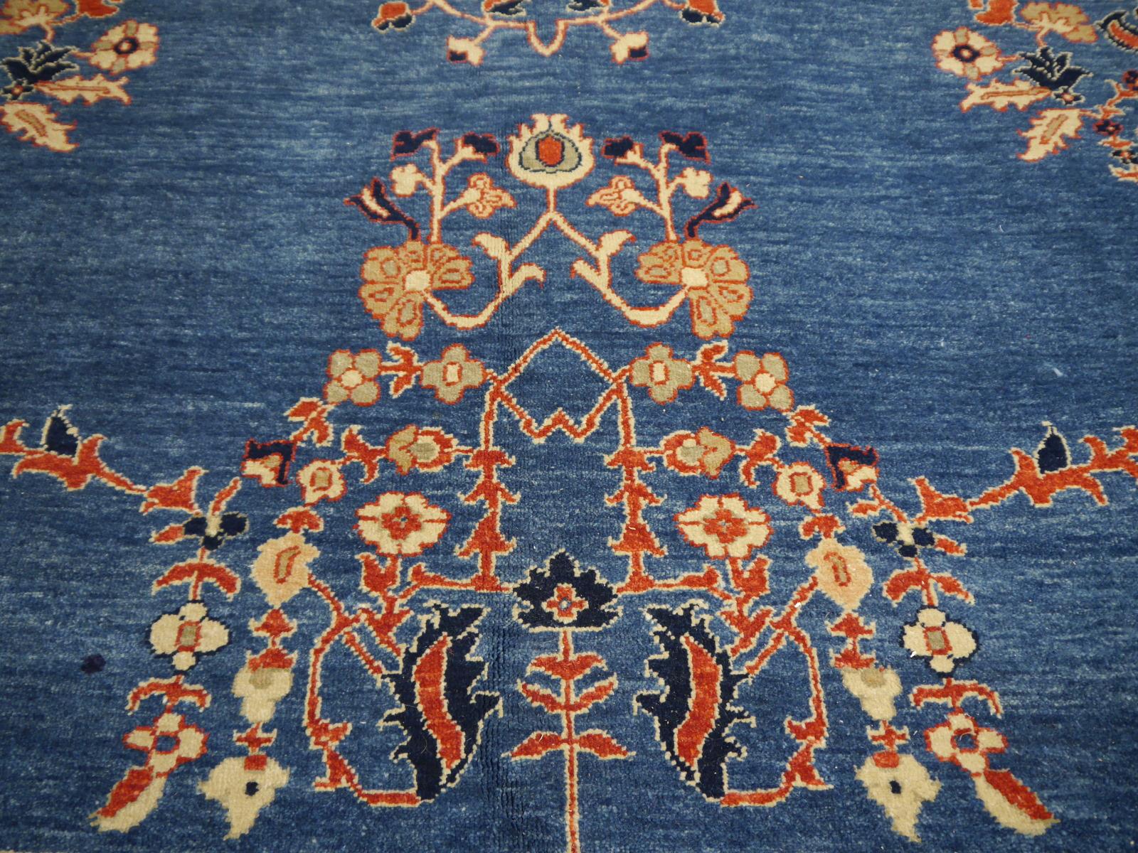Turkish Rug Azeri hand-knotted Oushak wool in blue and beige excellent quality In Good Condition For Sale In Lohr, Bavaria, DE