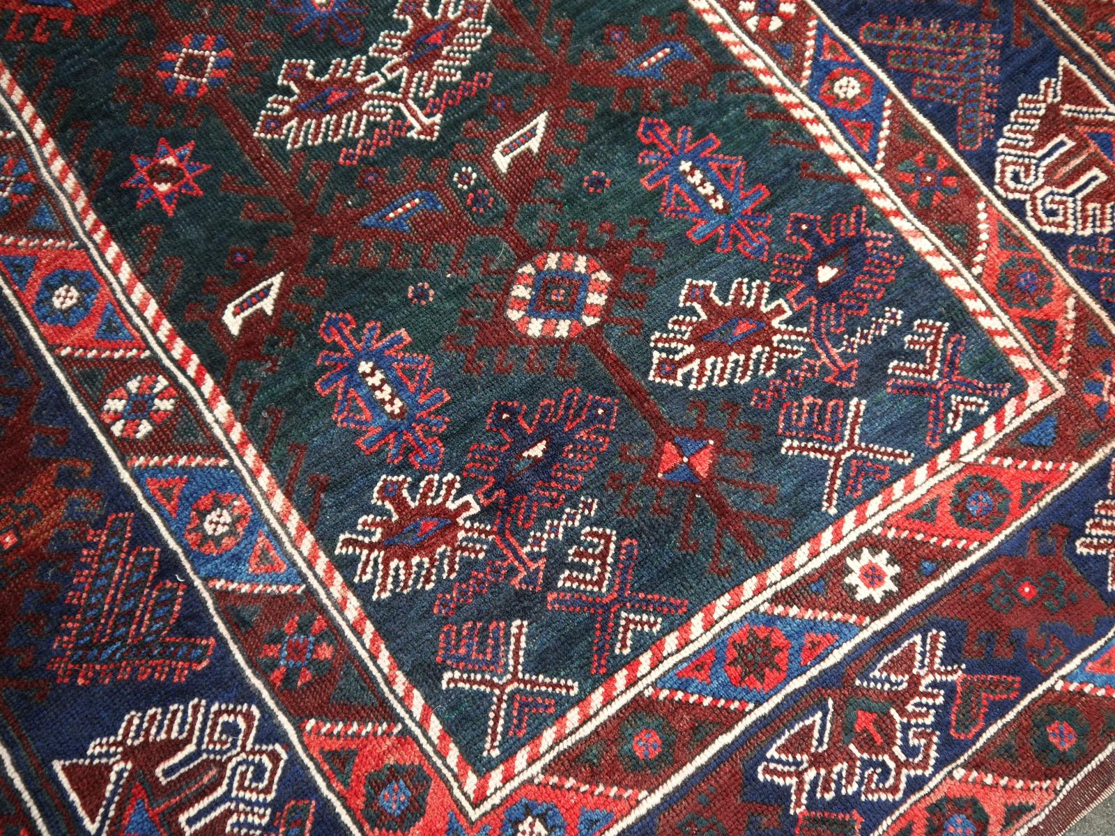 Türkischer handgeknüpfter türkischer Teppich, halb antik, mit seltenem grünem Feld (Stammeskunst) im Angebot