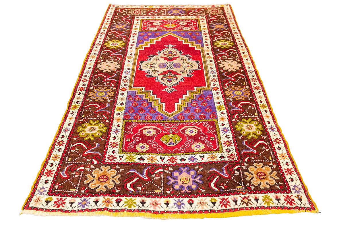 Dieser türkische Kirshir-Teppich mit den Maßen 103 x 166 cm zeigt die lebendige Kunstfertigkeit, die für die Kırşehir-Knüpftradition charakteristisch ist. Das zentrale Medaillon wird von reichhaltigen geometrischen und floralen Mustern umrahmt und