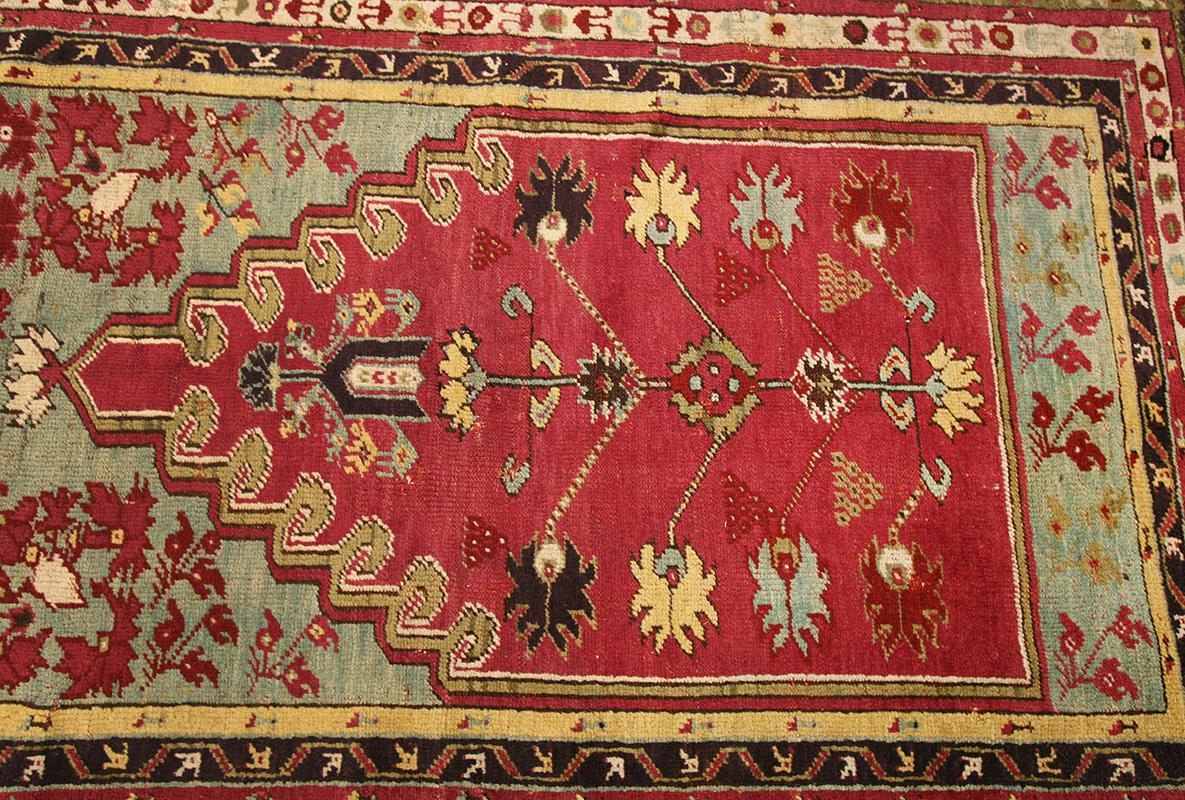 Cet exquis tapis de Mudjur est un bel exemple de tapis de prière turcs, réputés pour leurs motifs raffinés et leur profonde valeur symbolique. Tissé dans la petite ville de Mudjur, en Anatolie centrale, il présente en son cœur un mihrab (niche de