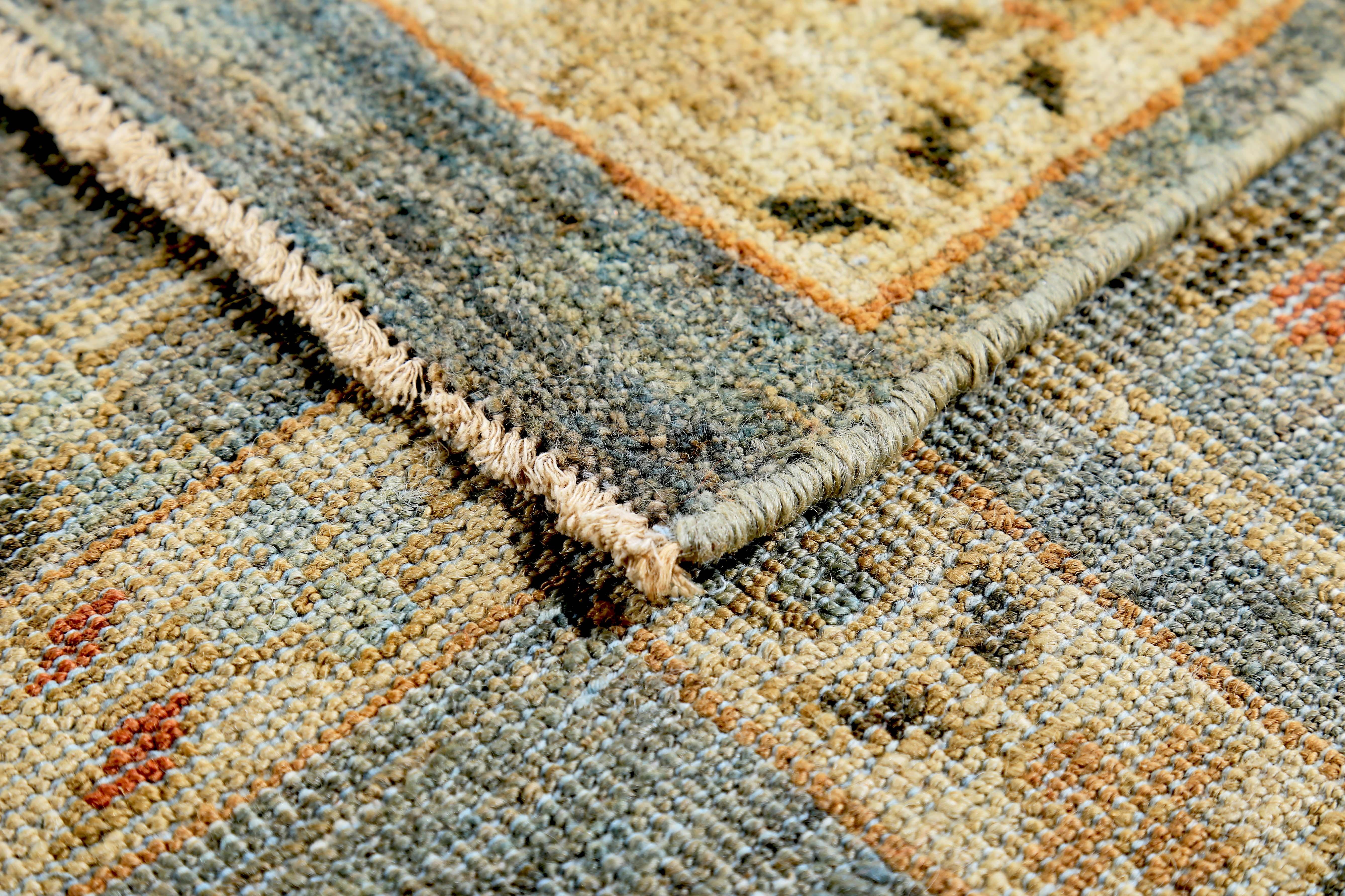 Tappeto turco in stile Sultanabad Rugs con dettagli botanici in marrone e avorio In condizioni Nuovo in vendita a Dallas, TX