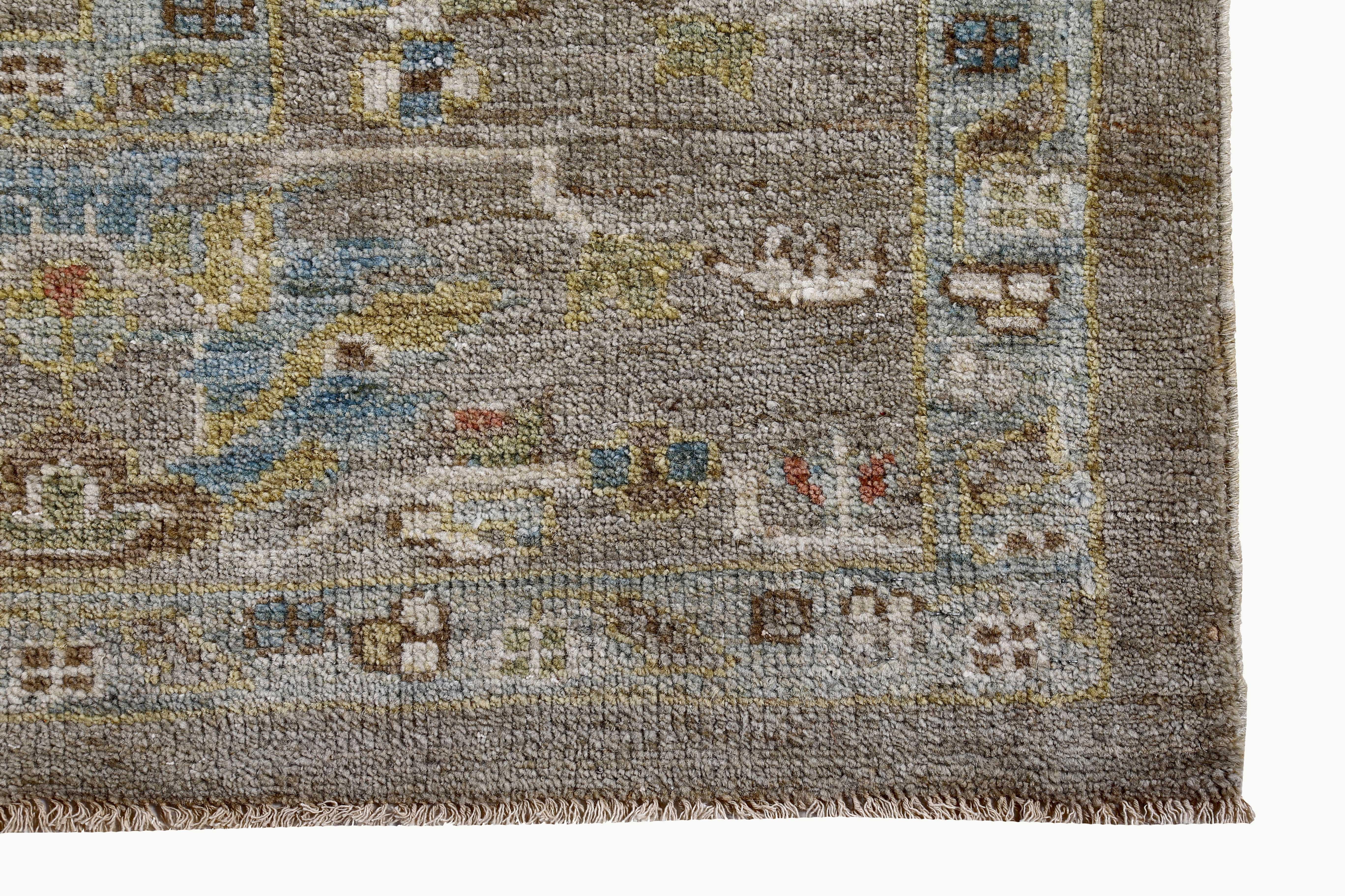 Tappeto turco in stile Sultanabad Rugs con dettagli botanici bianchi e blu su campo grigio In condizioni Nuovo in vendita a Dallas, TX