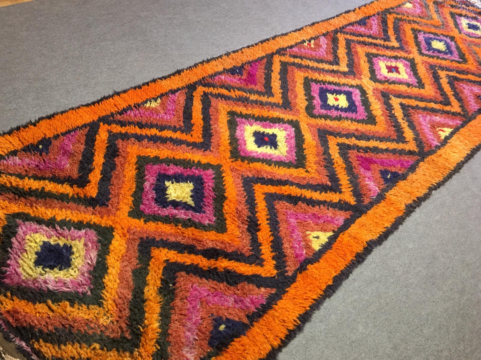 Türkischer Tulu-Teppich in Orange, Lila und Braun im Vintage-Stil (Handgeknüpft) im Angebot