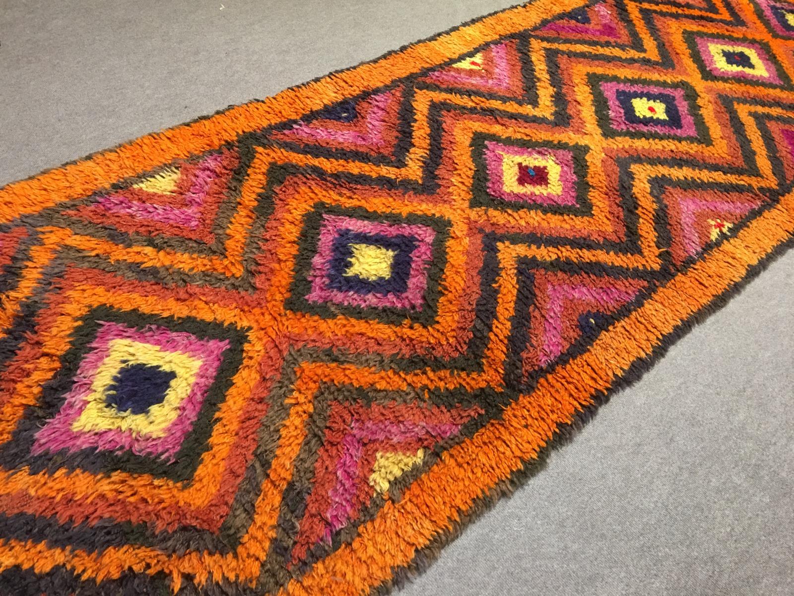 Türkischer Tulu-Teppich in Orange, Lila und Braun im Vintage-Stil im Zustand „Gut“ im Angebot in Lohr, Bavaria, DE