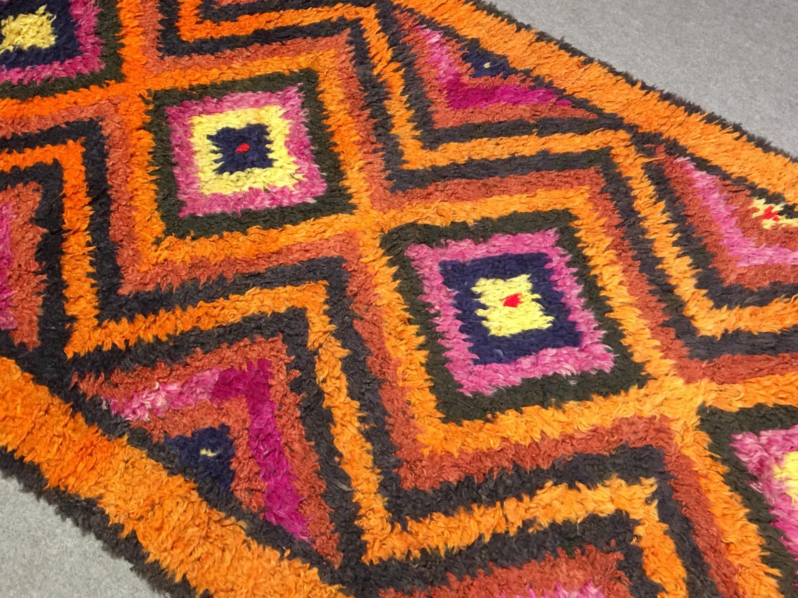 Türkischer Tulu-Teppich in Orange, Lila und Braun im Vintage-Stil im Angebot 1