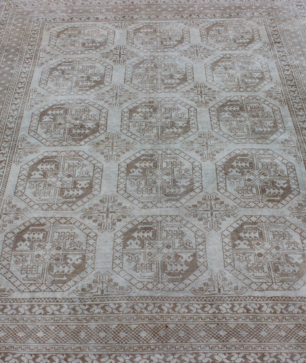 Alfombra Turca con Multi-Medallones en Diseño Tribal Ersari con Marrones y Neutros en venta 4