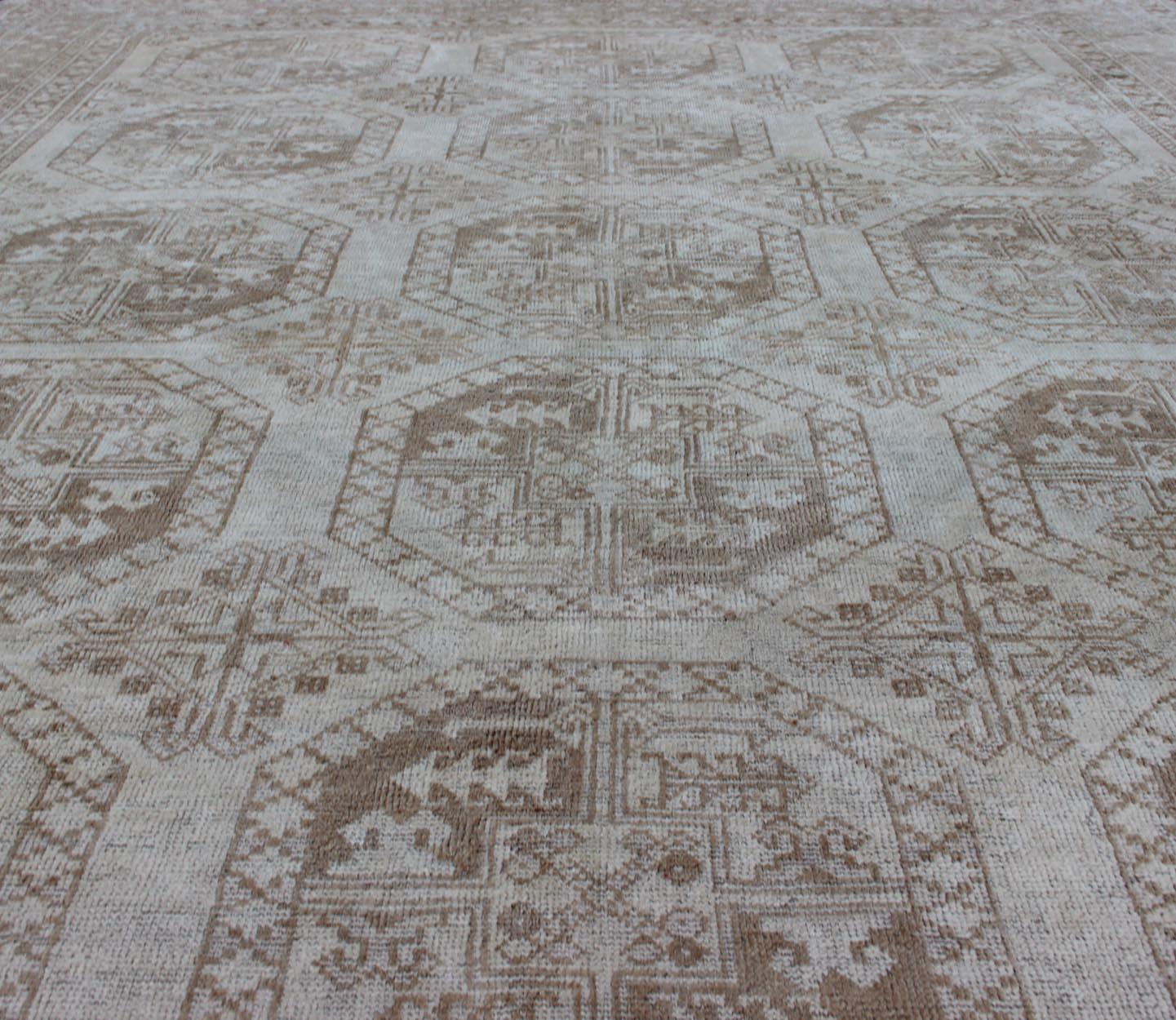 Alfombra Turca con Multi-Medallones en Diseño Tribal Ersari con Marrones y Neutros en venta 5