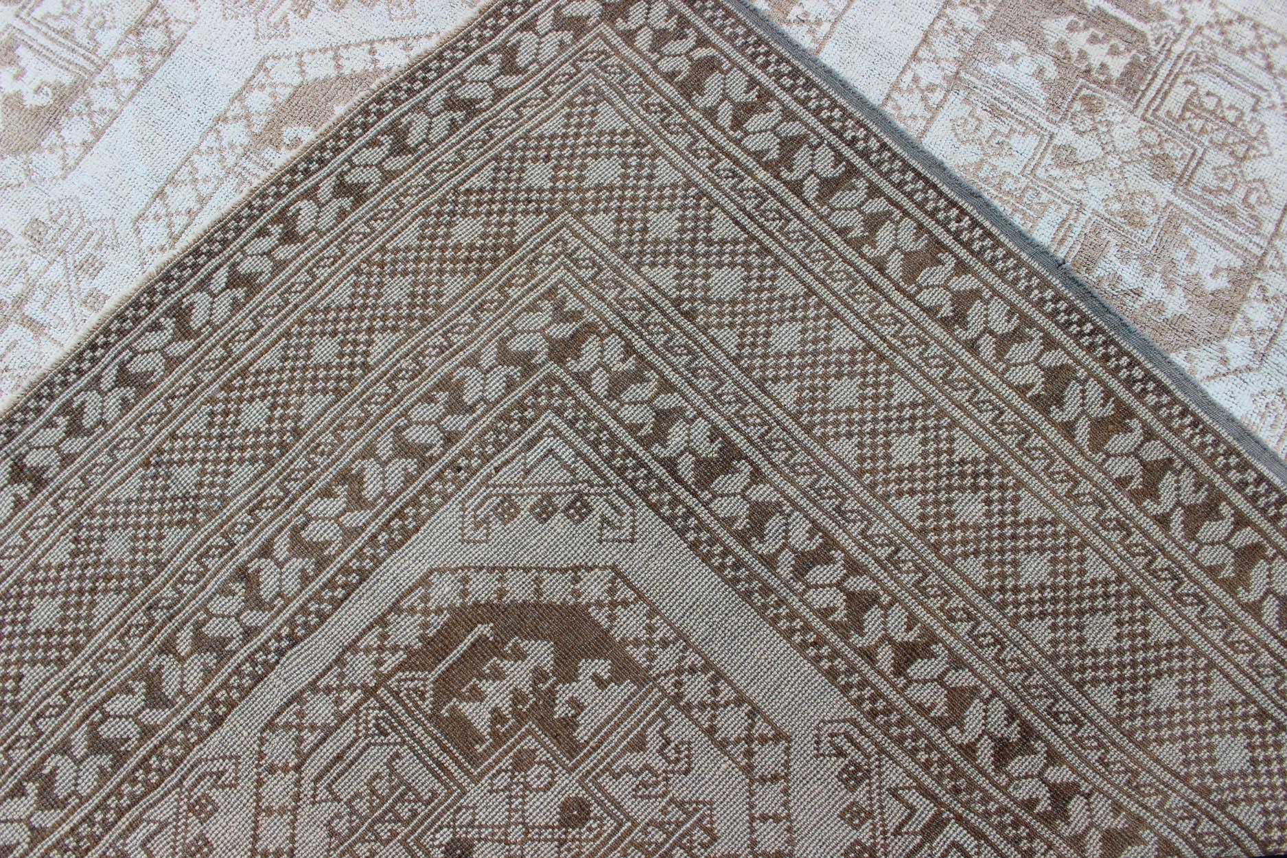 Alfombra Turca con Multi-Medallones en Diseño Tribal Ersari con Marrones y Neutros en venta 7