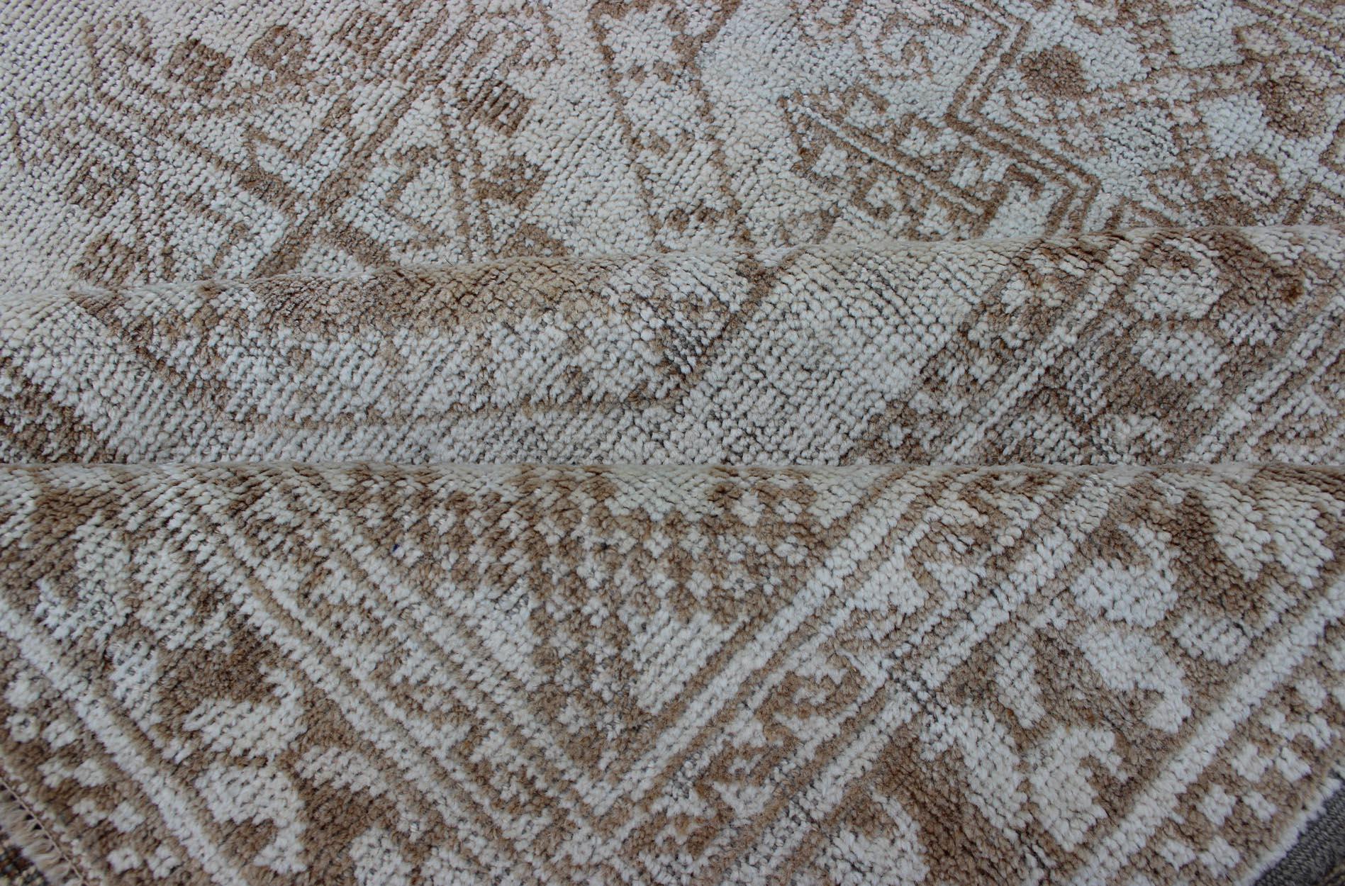 Alfombra Turca con Multi-Medallones en Diseño Tribal Ersari con Marrones y Neutros en Bueno estado para la venta en Atlanta, GA