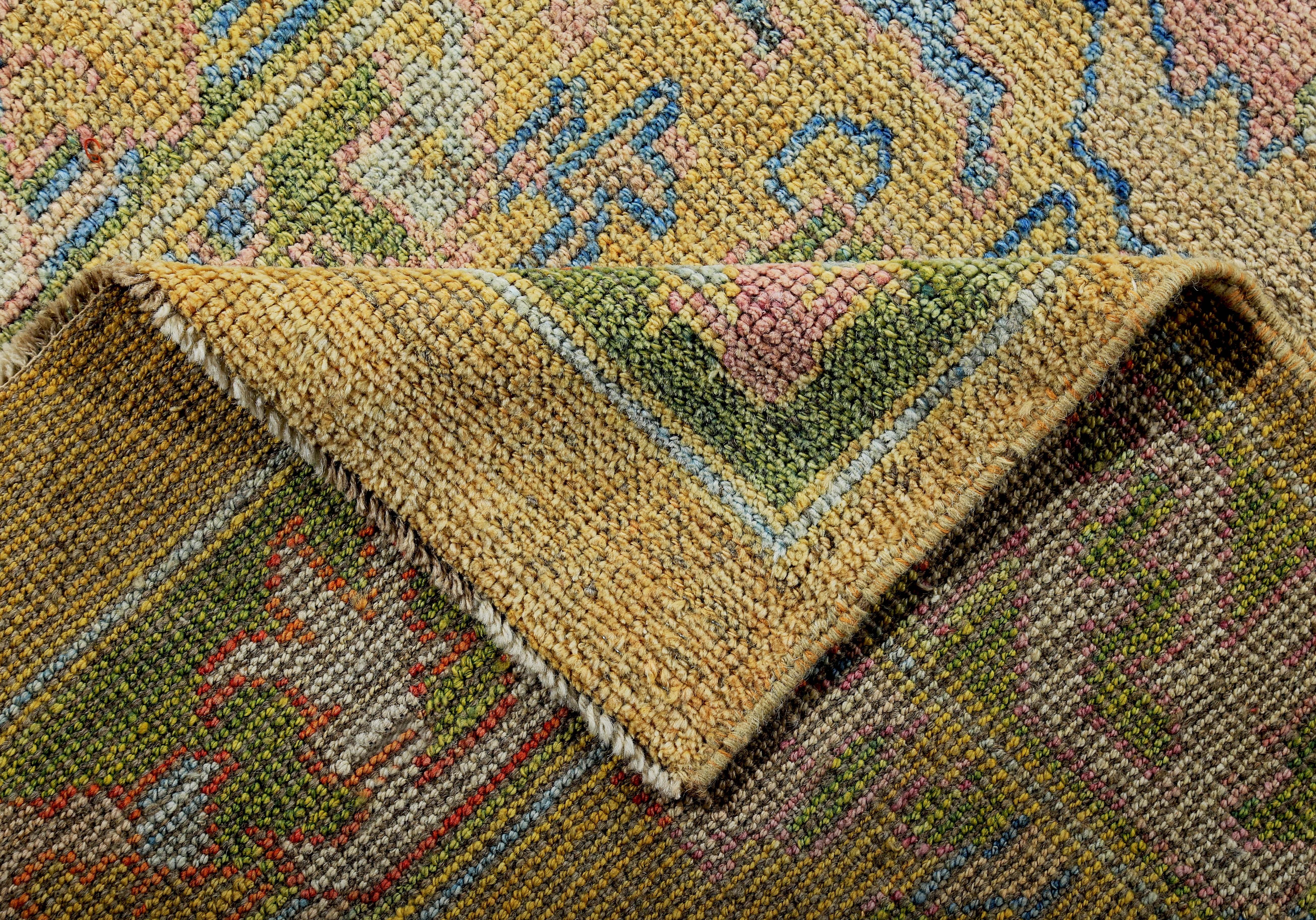 Türkischer Läufer im Oushak-Design mit blauen und rosa Blumendetails im Angebot 1