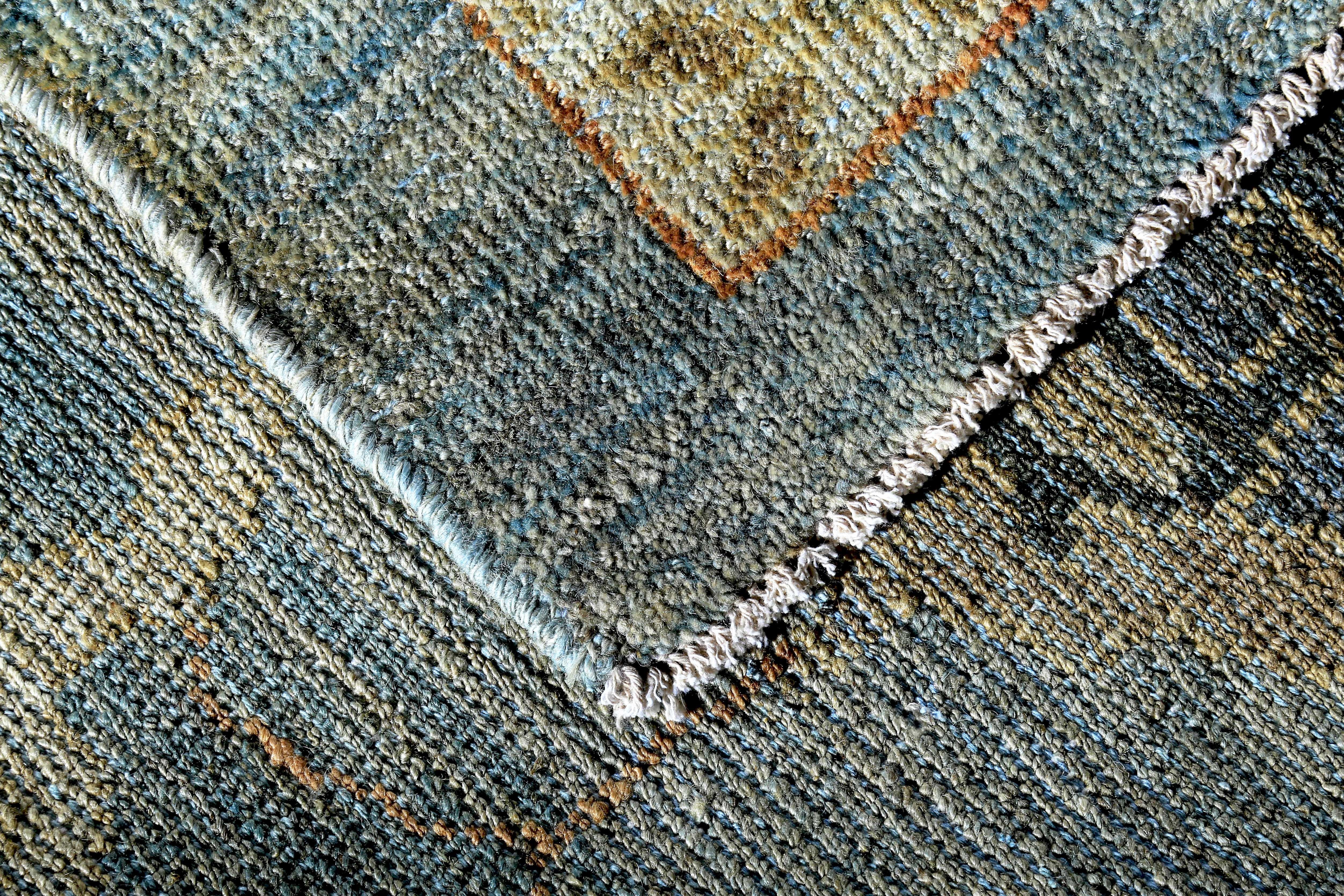 Türkischer Läufer im Sultanabad-Stil mit marineblauen und braunen botanischen Details (Wolle) im Angebot