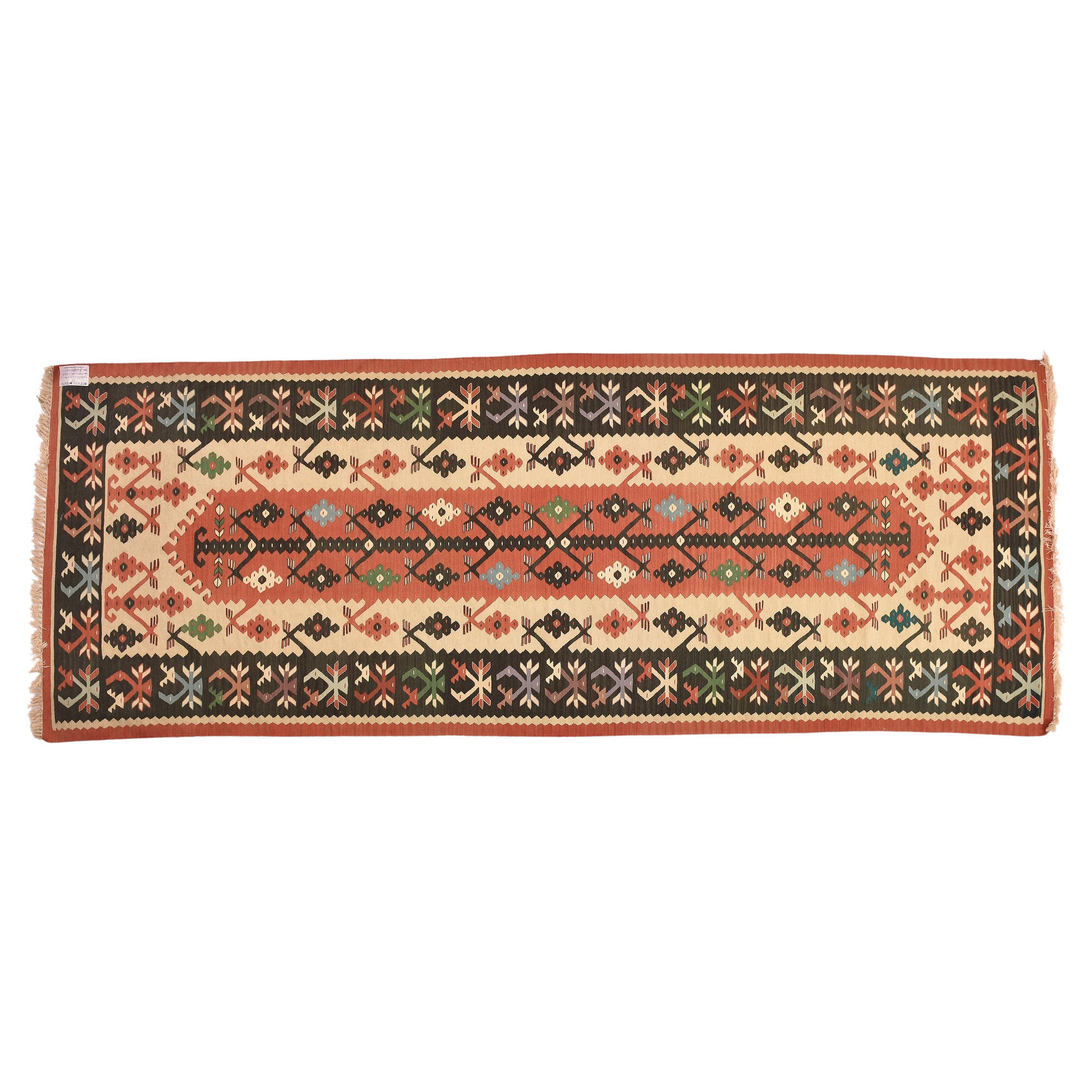 nr. 663 - Simple elegant kilim runner, with excellent weaving workmanship, easy to match with other carpets.
Good price for closing activities.