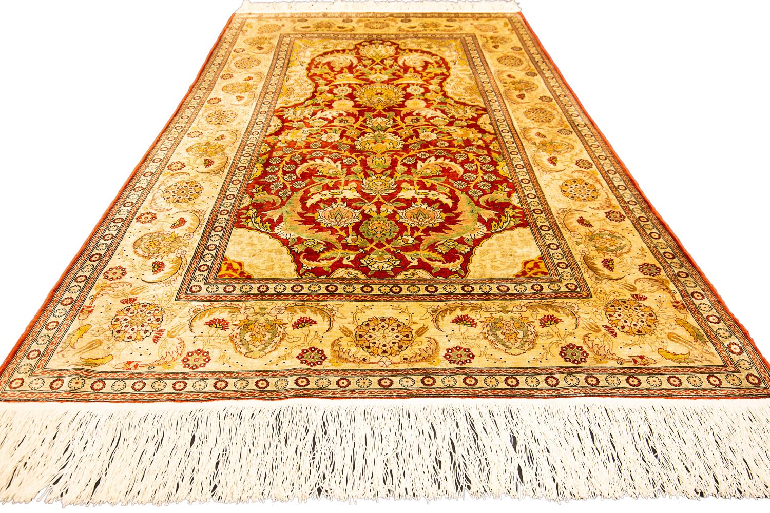 Es handelt sich um einen extrem feinen türkischen Herekeh-Teppich aus Seide und Metallfäden, gewebt in den 1950er bis 1970er Jahren und misst 156 - 100 cm in der Größe. In der linken oberen Ecke dieses Stücks befindet sich die ikonische