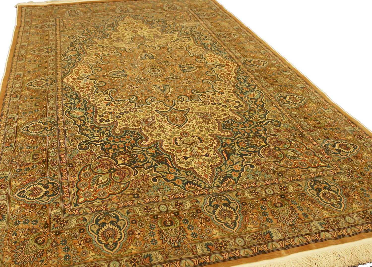 Turkish Signed Hereke Ivory Background Color Silk Extra Fine Rug, XXI Century In Good Condition For Sale In Ferrara, IT