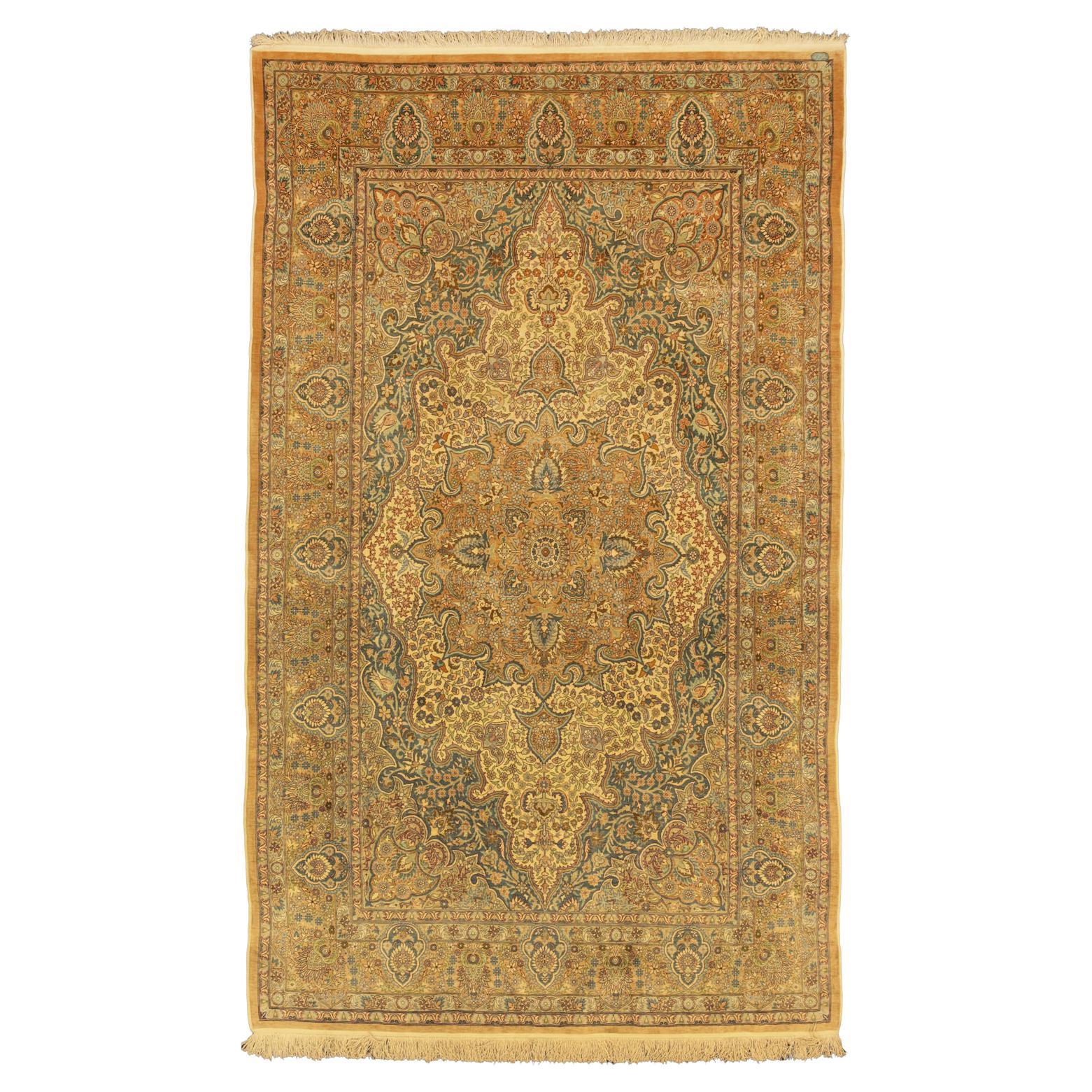 Türkischer, signierter, extra feiner Teppich aus Seide mit elfenbeinfarbenem Hintergrund von Hereke, 21. Jahrhundert