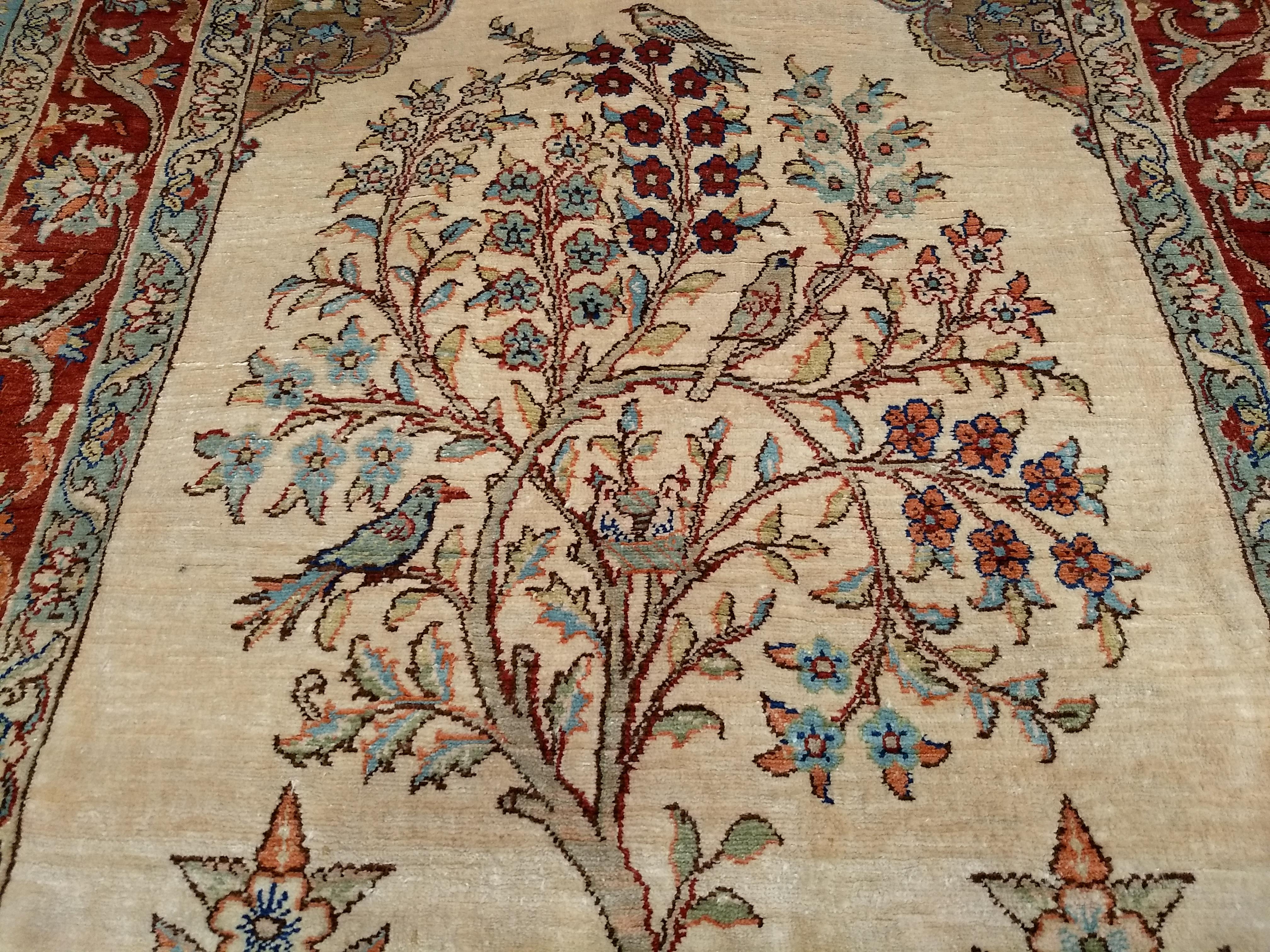 Türkischer Kayseri-Teppich aus Seide in Baum des Lebens-Muster in Elfenbein, Burgund, Blau im Zustand „Hervorragend“ im Angebot in Barrington, IL